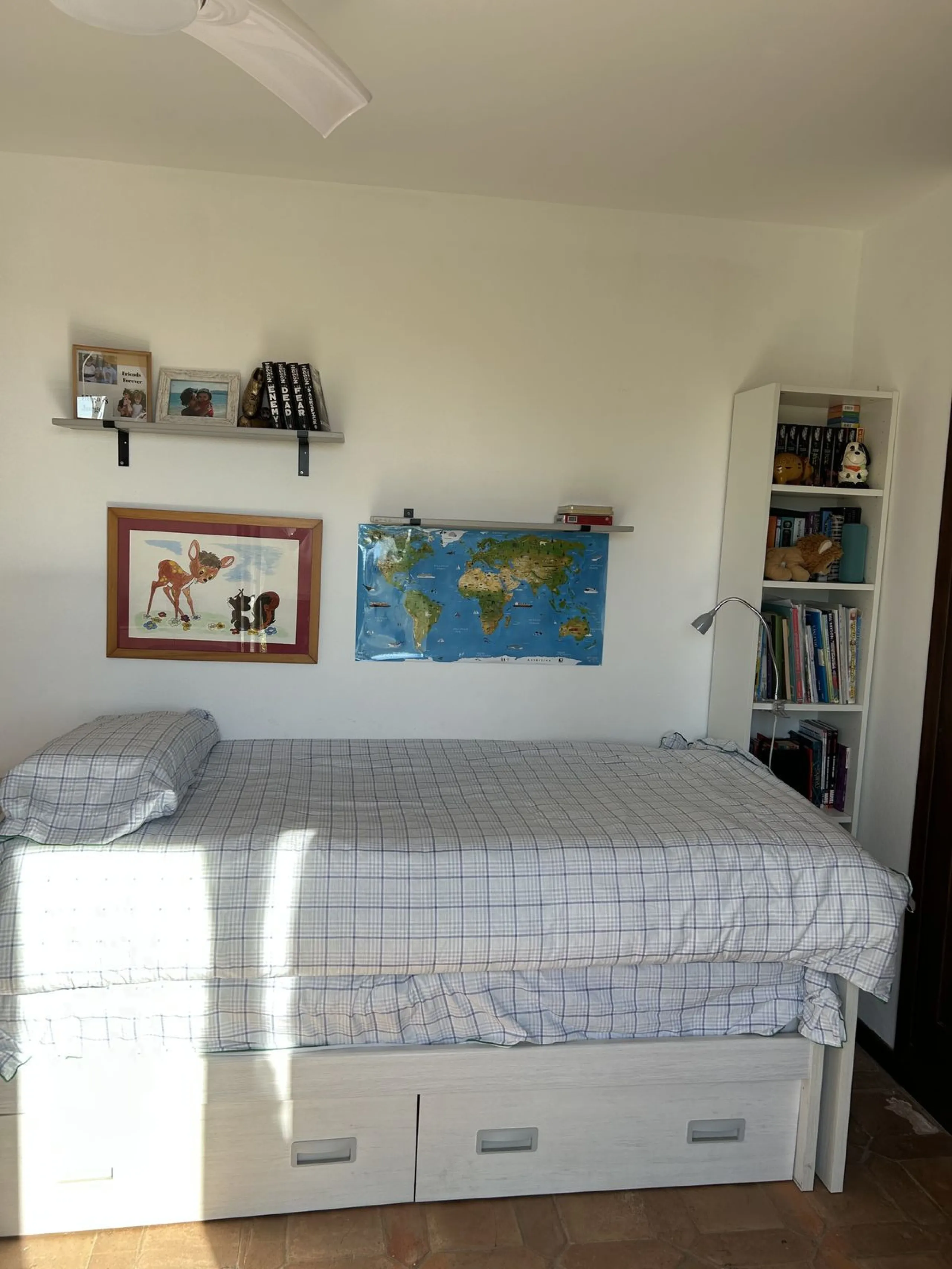House - Detached Villa в продаже в Estepona, Málaga. В доме 4 спален и 3 ванных комнат. Площадь дома 200 м². Площадь участка 1246 м²