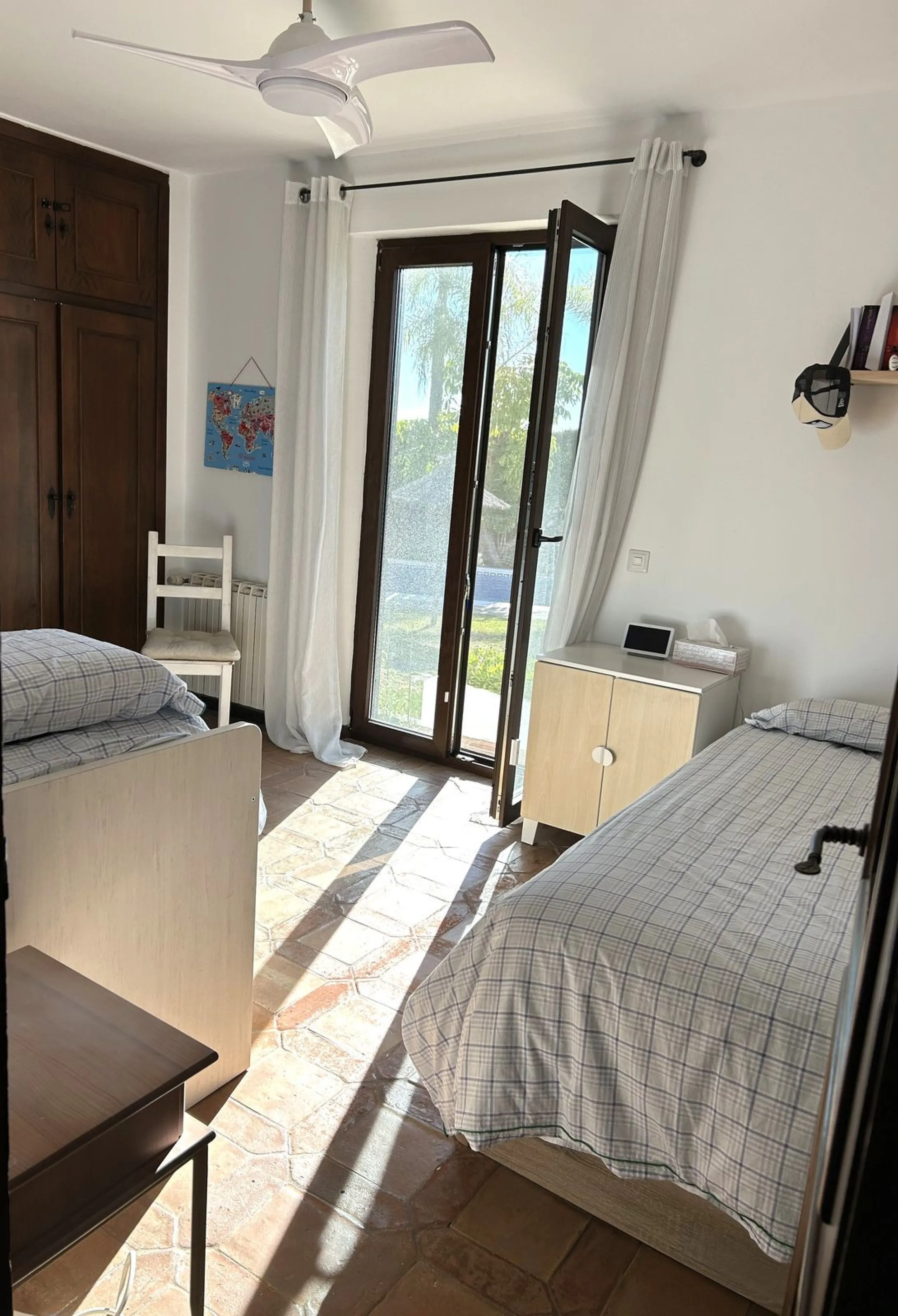 House - Detached Villa в продаже в Estepona, Málaga. В доме 4 спален и 3 ванных комнат. Площадь дома 200 м². Площадь участка 1246 м²