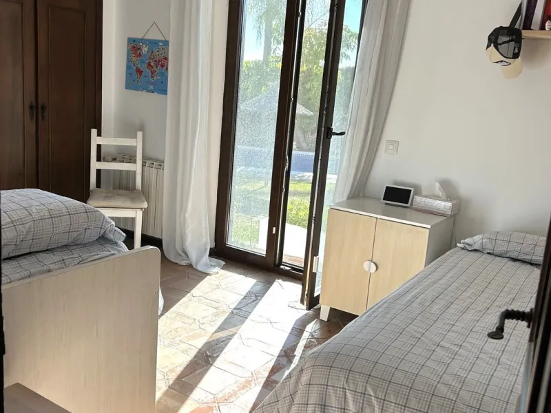 House - Detached Villa в продаже в Estepona, Málaga. В доме 4 спален и 3 ванных комнат. Площадь дома 200 м². Площадь участка 1246 м²