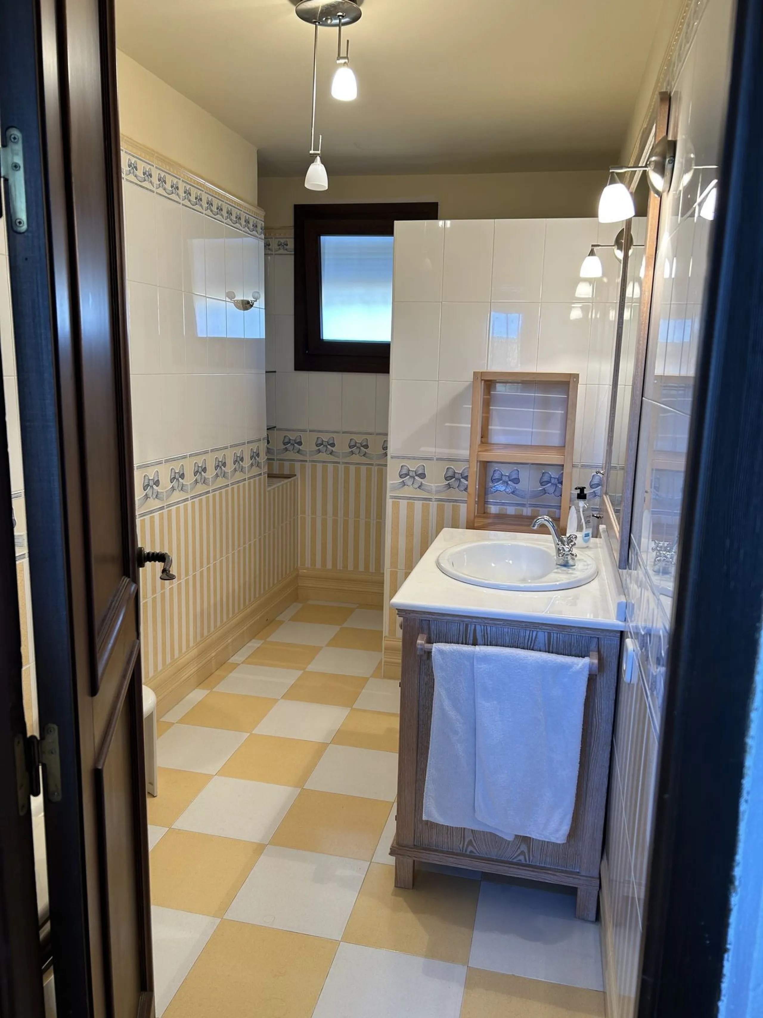 House - Detached Villa в продаже в Estepona, Málaga. В доме 4 спален и 3 ванных комнат. Площадь дома 200 м². Площадь участка 1246 м²