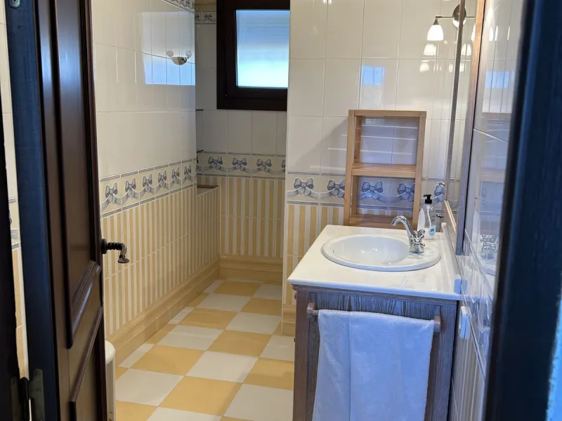 House - Detached Villa в продаже в Estepona, Málaga. В доме 4 спален и 3 ванных комнат. Площадь дома 200 м². Площадь участка 1246 м²