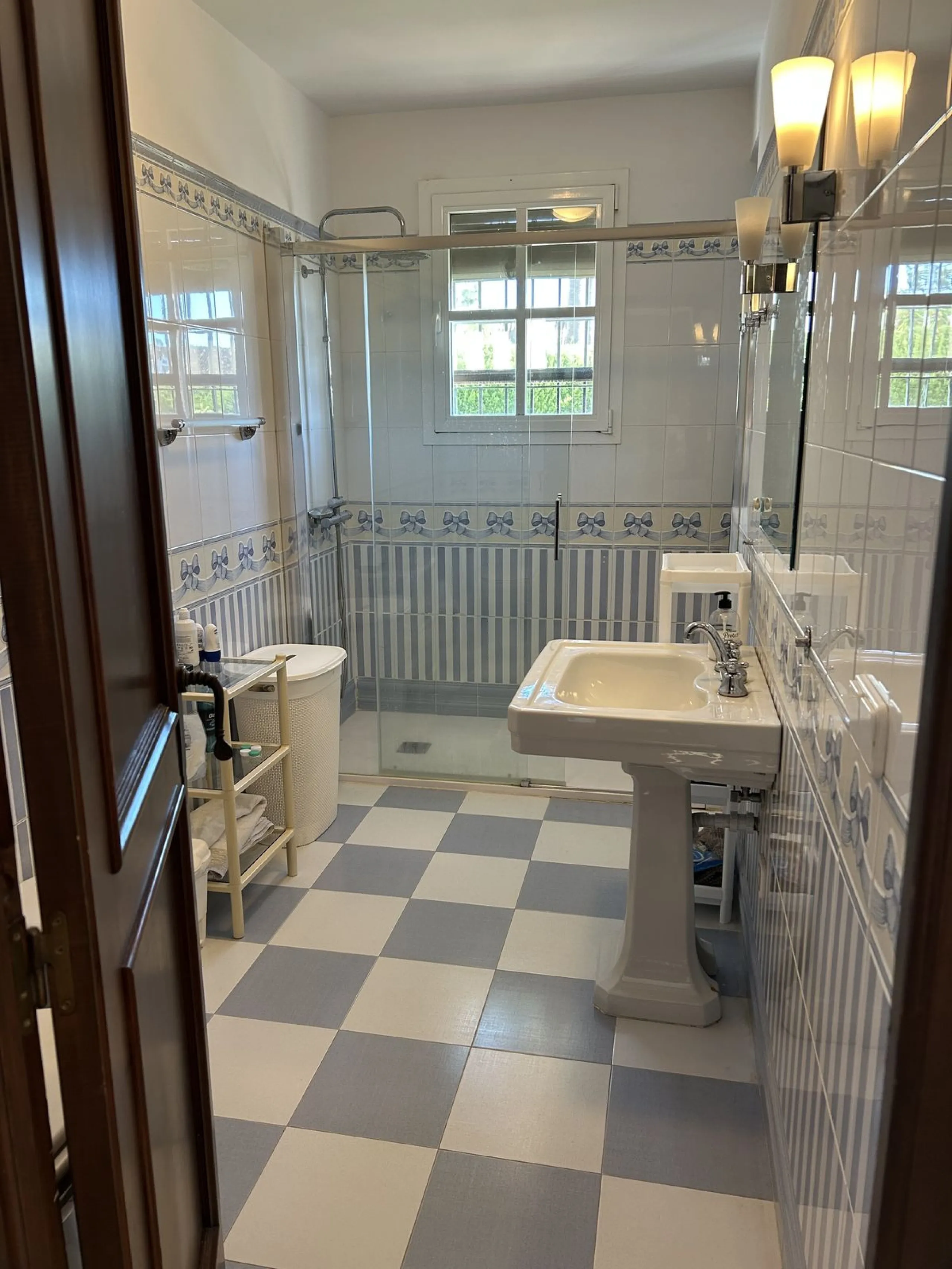 House - Detached Villa в продаже в Estepona, Málaga. В доме 4 спален и 3 ванных комнат. Площадь дома 200 м². Площадь участка 1246 м²