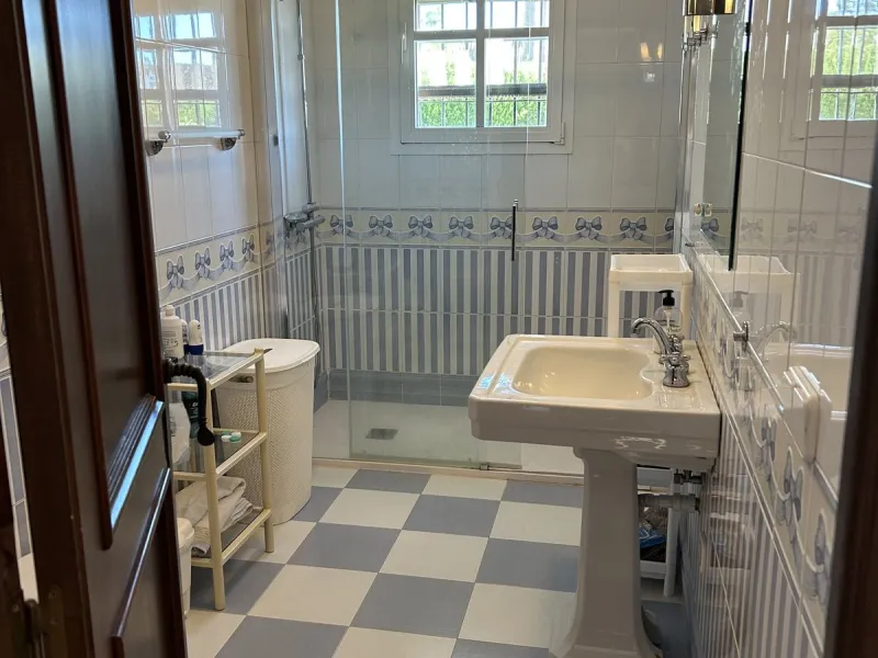 House - Detached Villa в продаже в Estepona, Málaga. В доме 4 спален и 3 ванных комнат. Площадь дома 200 м². Площадь участка 1246 м²