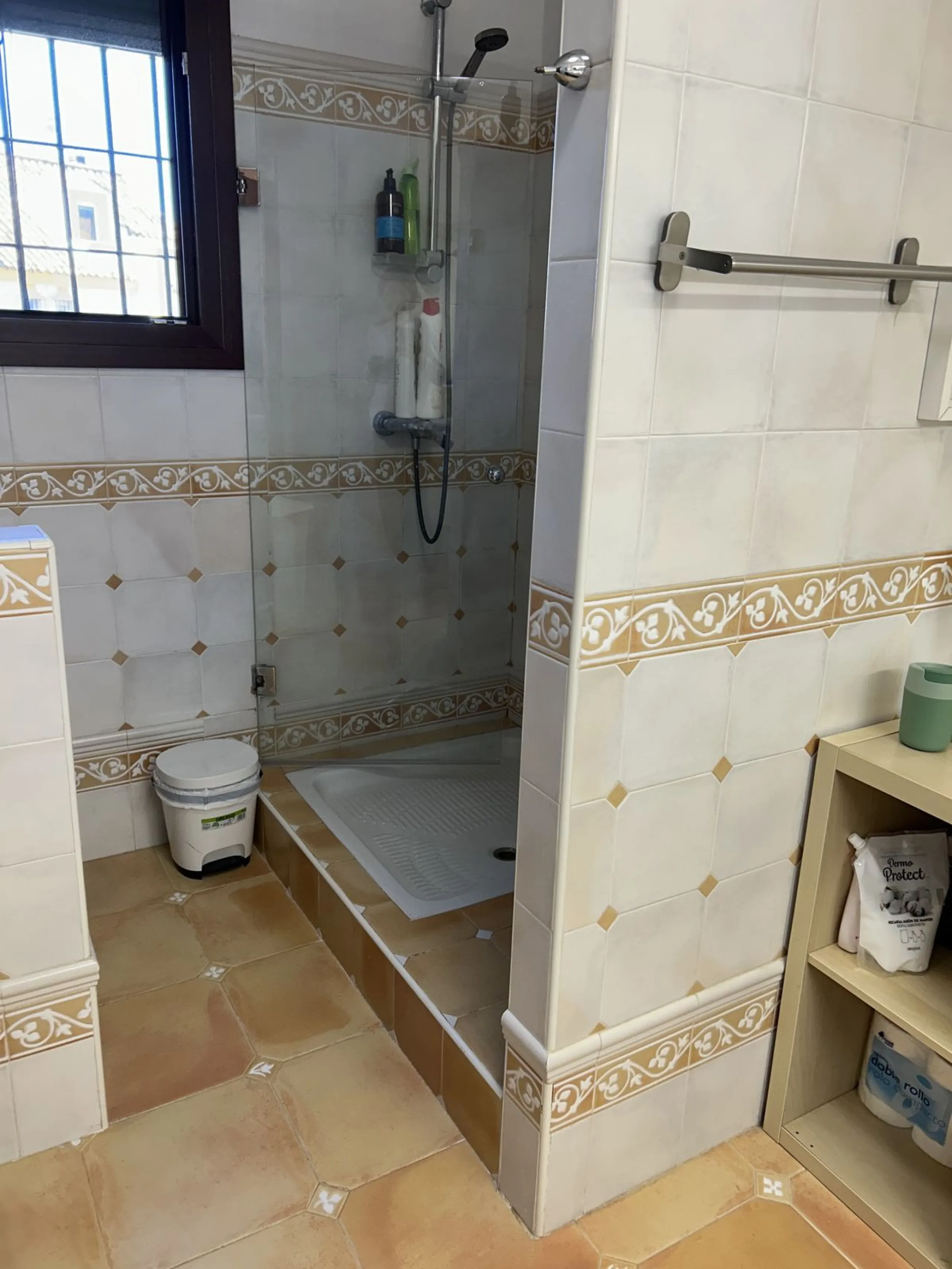 House - Detached Villa в продаже в Estepona, Málaga. В доме 4 спален и 3 ванных комнат. Площадь дома 200 м². Площадь участка 1246 м²