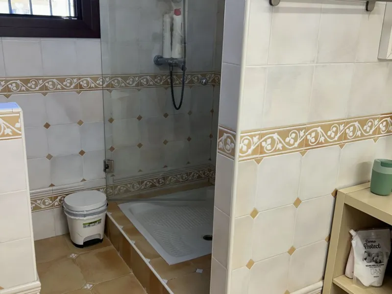 House - Detached Villa в продаже в Estepona, Málaga. В доме 4 спален и 3 ванных комнат. Площадь дома 200 м². Площадь участка 1246 м²