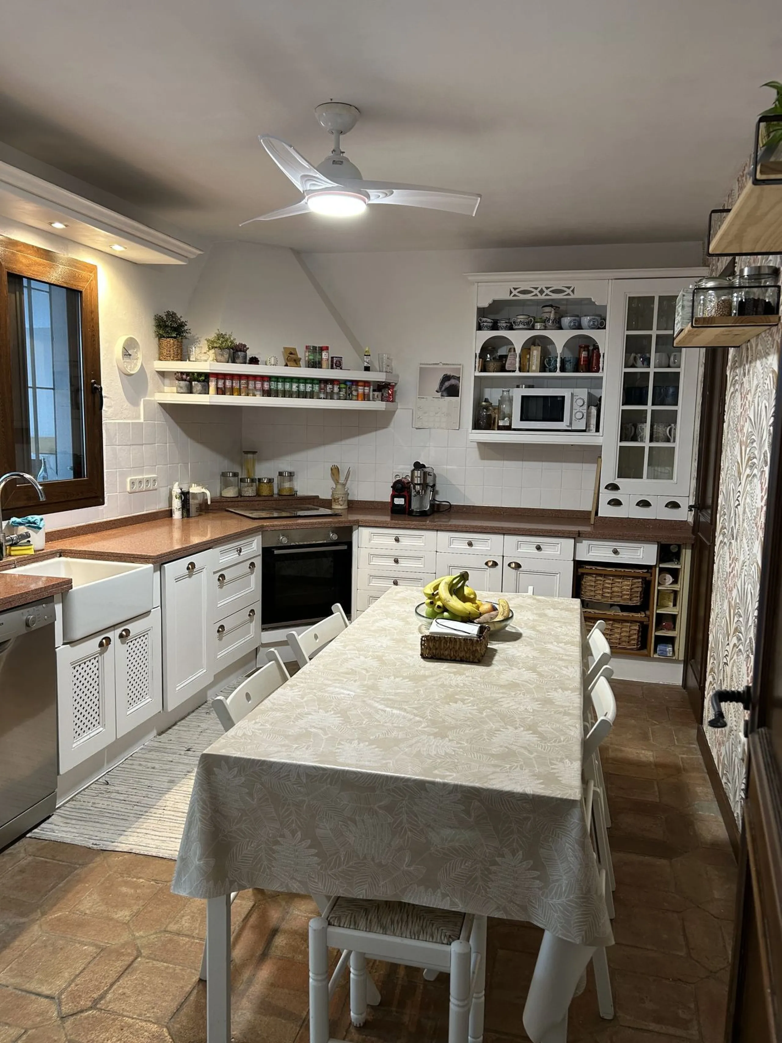 House - Detached Villa в продаже в Estepona, Málaga. В доме 4 спален и 3 ванных комнат. Площадь дома 200 м². Площадь участка 1246 м²