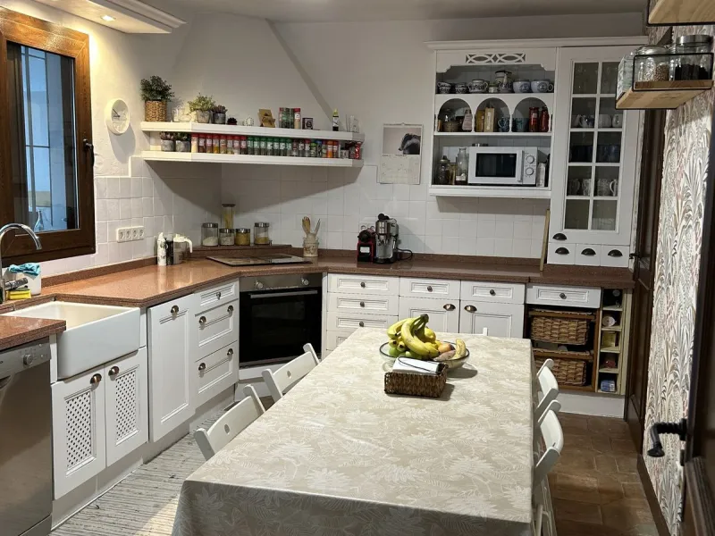 House - Detached Villa в продаже в Estepona, Málaga. В доме 4 спален и 3 ванных комнат. Площадь дома 200 м². Площадь участка 1246 м²