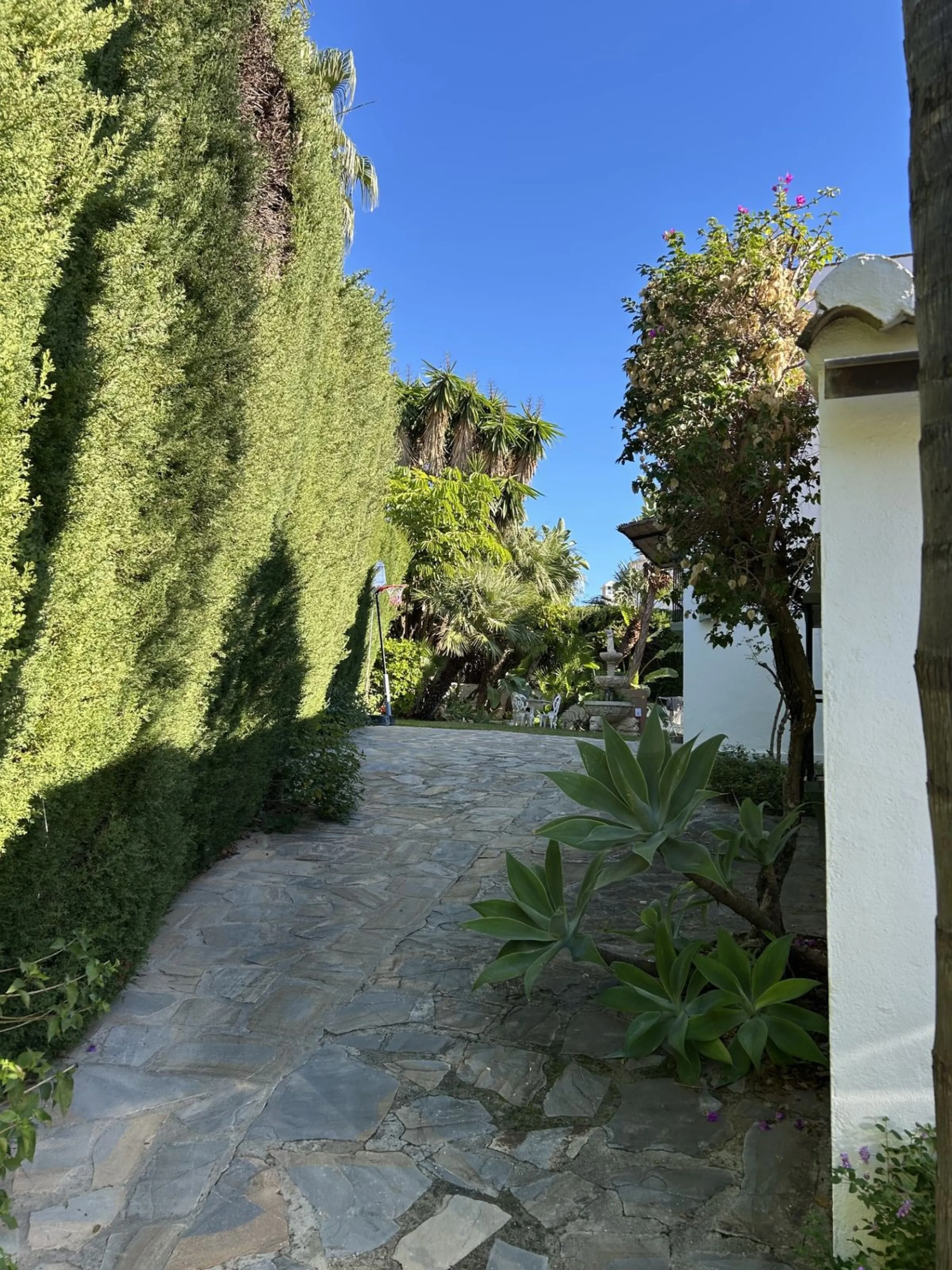 House - Detached Villa в продаже в Estepona, Málaga. В доме 4 спален и 3 ванных комнат. Площадь дома 200 м². Площадь участка 1246 м²