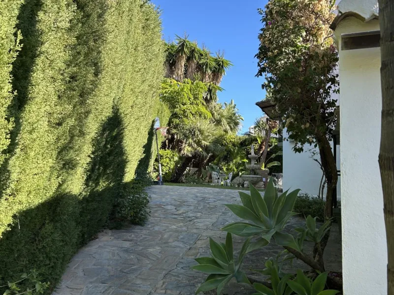 House - Detached Villa в продаже в Estepona, Málaga. В доме 4 спален и 3 ванных комнат. Площадь дома 200 м². Площадь участка 1246 м²