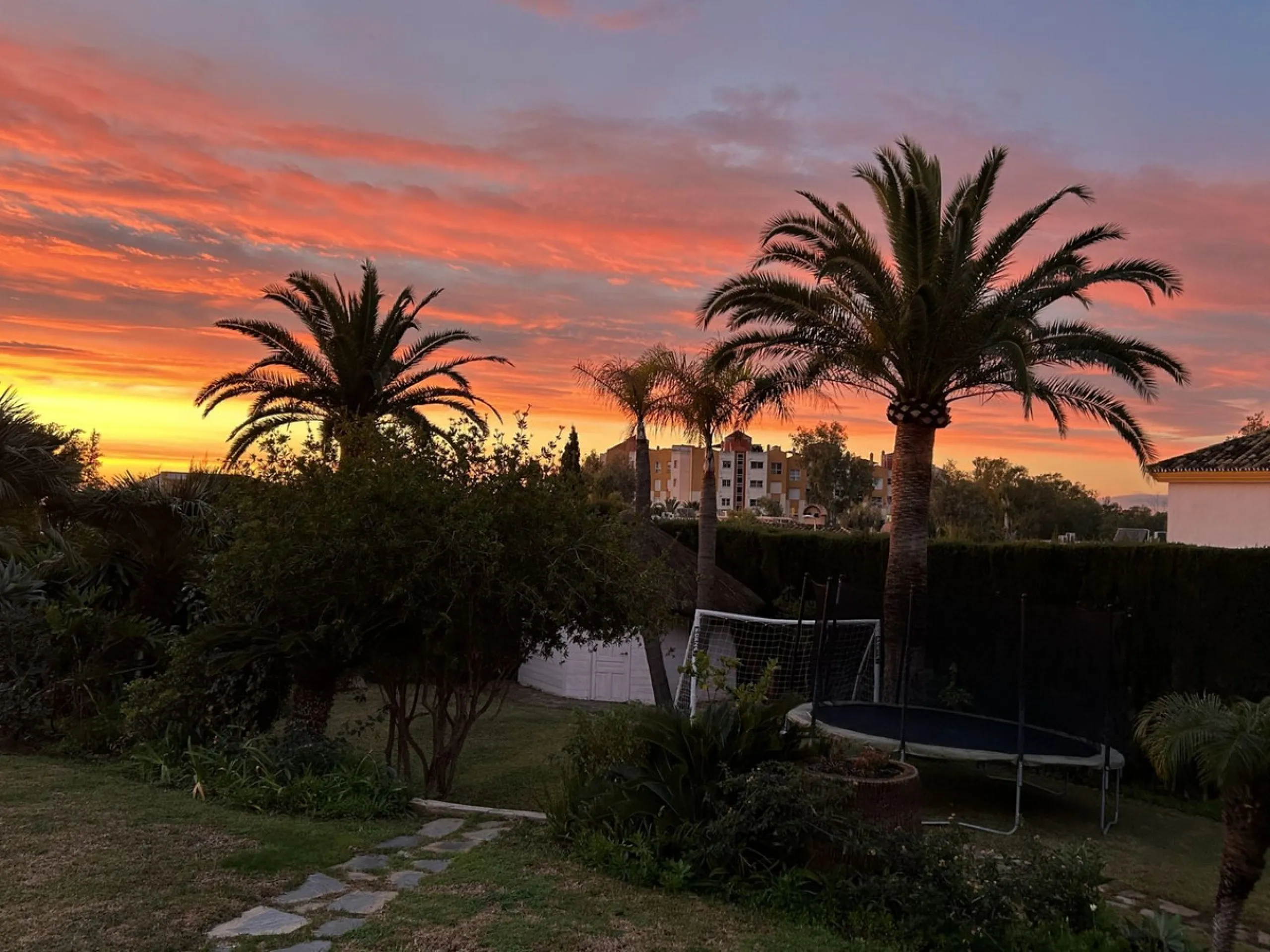 House - Detached Villa в продаже в Estepona, Málaga. В доме 4 спален и 3 ванных комнат. Площадь дома 200 м². Площадь участка 1246 м²