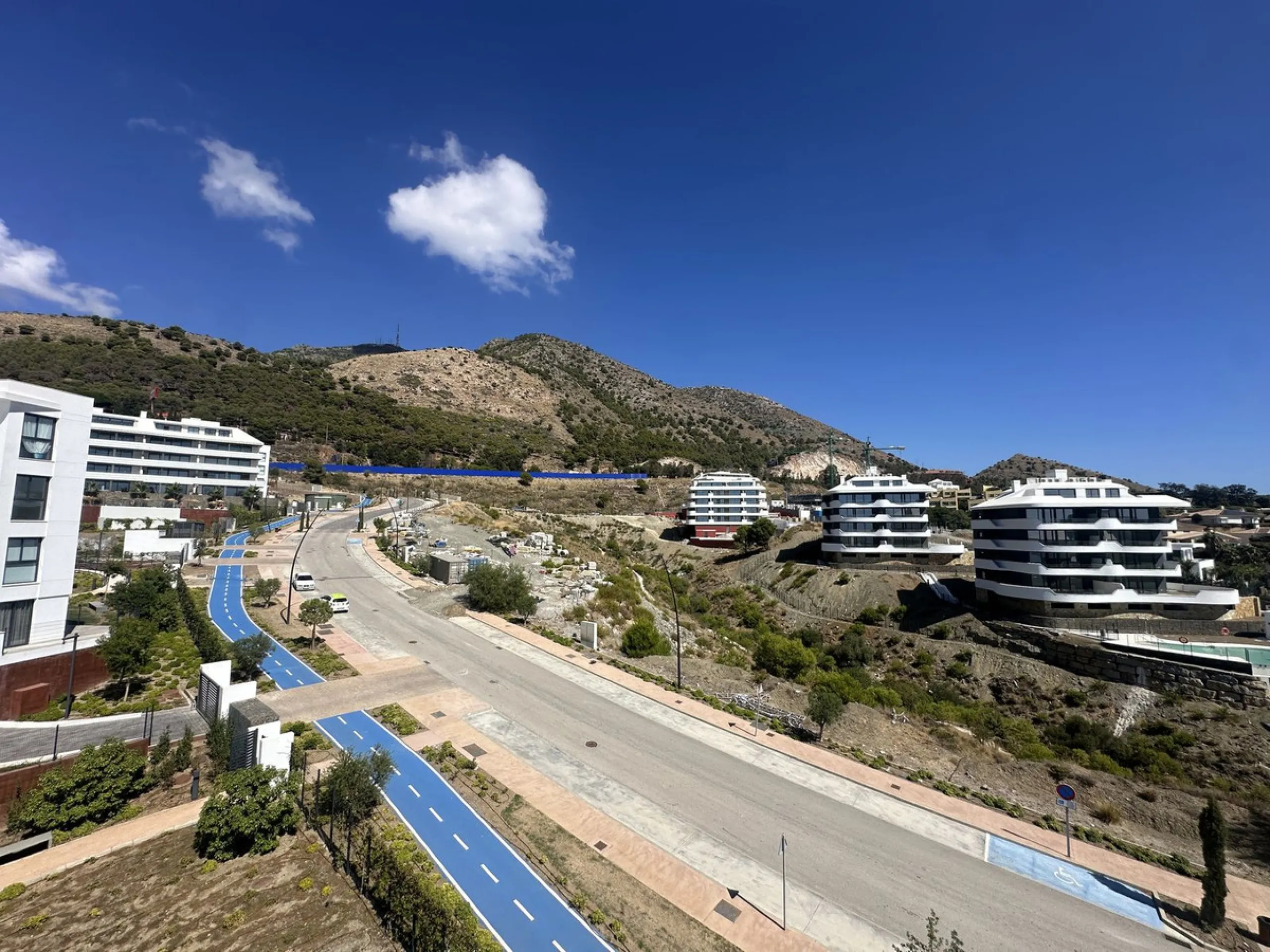 The area of Fuengirola that has become a huge success story in recent years......the Costa del Sol´s most successful new location...Brand New to the market...3 bedroom contemporary penthouse .....fresh from the Notary!
