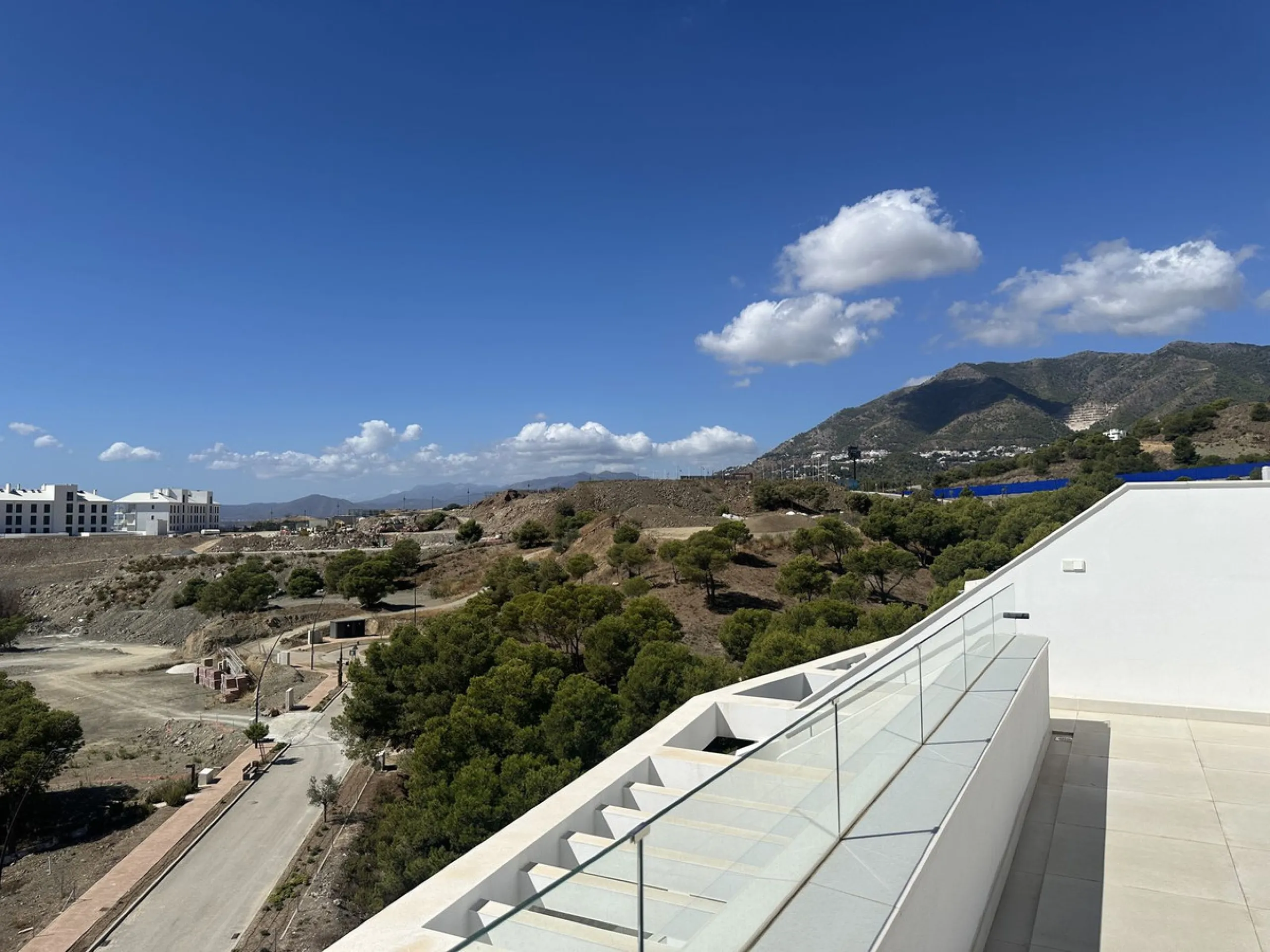 The area of Fuengirola that has become a huge success story in recent years......the Costa del Sol´s most successful new location...Brand New to the market...3 bedroom contemporary penthouse .....fresh from the Notary!