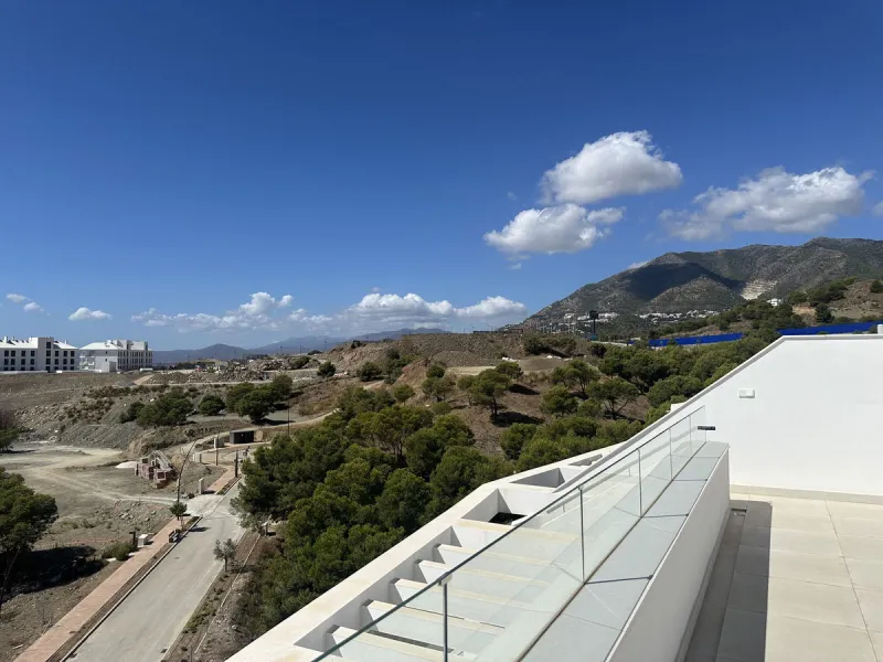 The area of Fuengirola that has become a huge success story in recent years......the Costa del Sol´s most successful new location...Brand New to the market...3 bedroom contemporary penthouse .....fresh from the Notary!