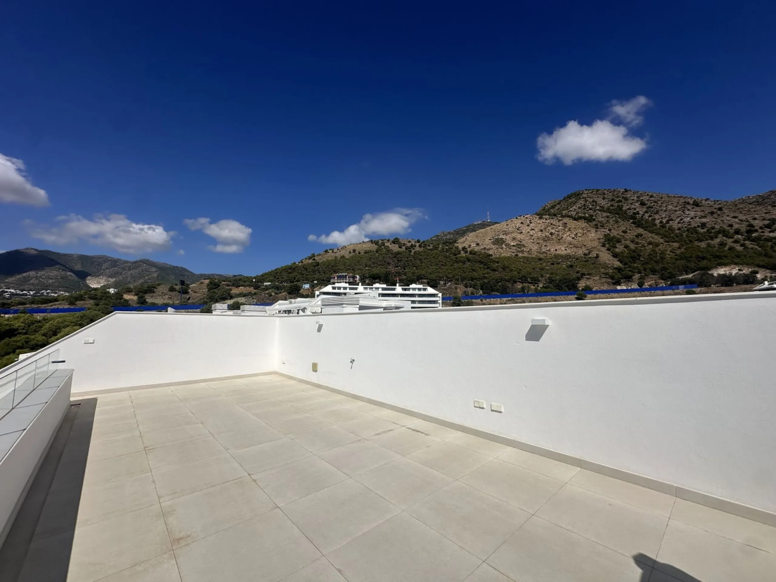 The area of Fuengirola that has become a huge success story in recent years......the Costa del Sol´s most successful new location...Brand New to the market...3 bedroom contemporary penthouse .....fresh from the Notary!
