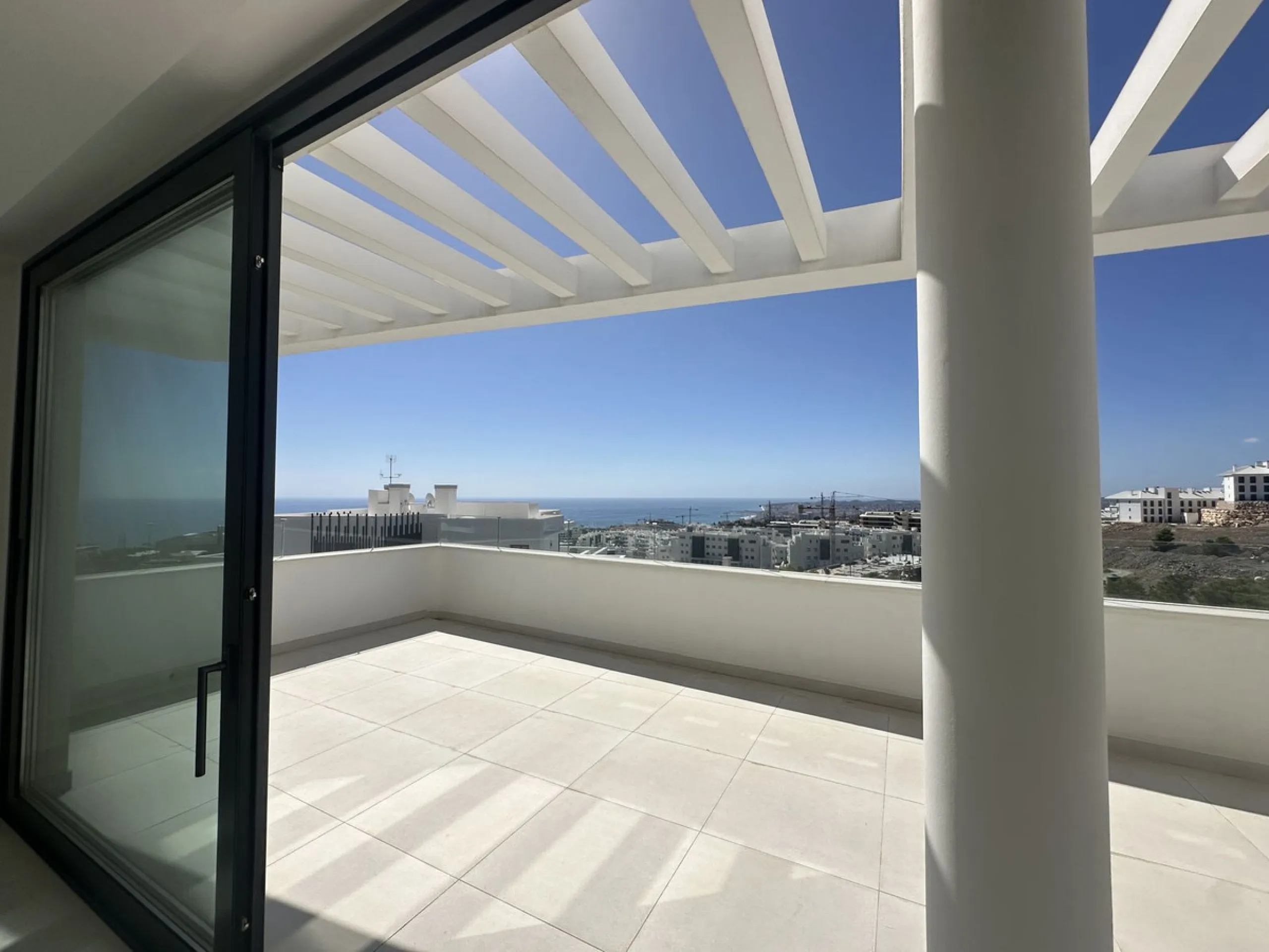 The area of Fuengirola that has become a huge success story in recent years......the Costa del Sol´s most successful new location...Brand New to the market...3 bedroom contemporary penthouse .....fresh from the Notary!