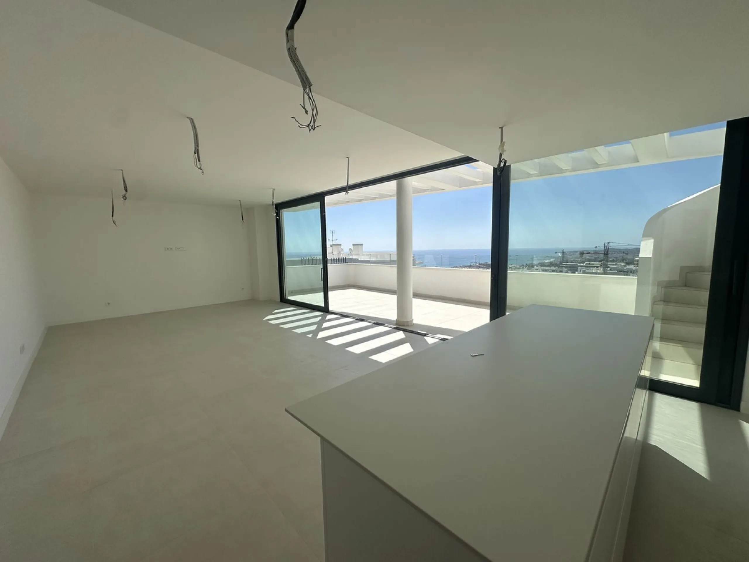 The area of Fuengirola that has become a huge success story in recent years......the Costa del Sol´s most successful new location...Brand New to the market...3 bedroom contemporary penthouse .....fresh from the Notary!