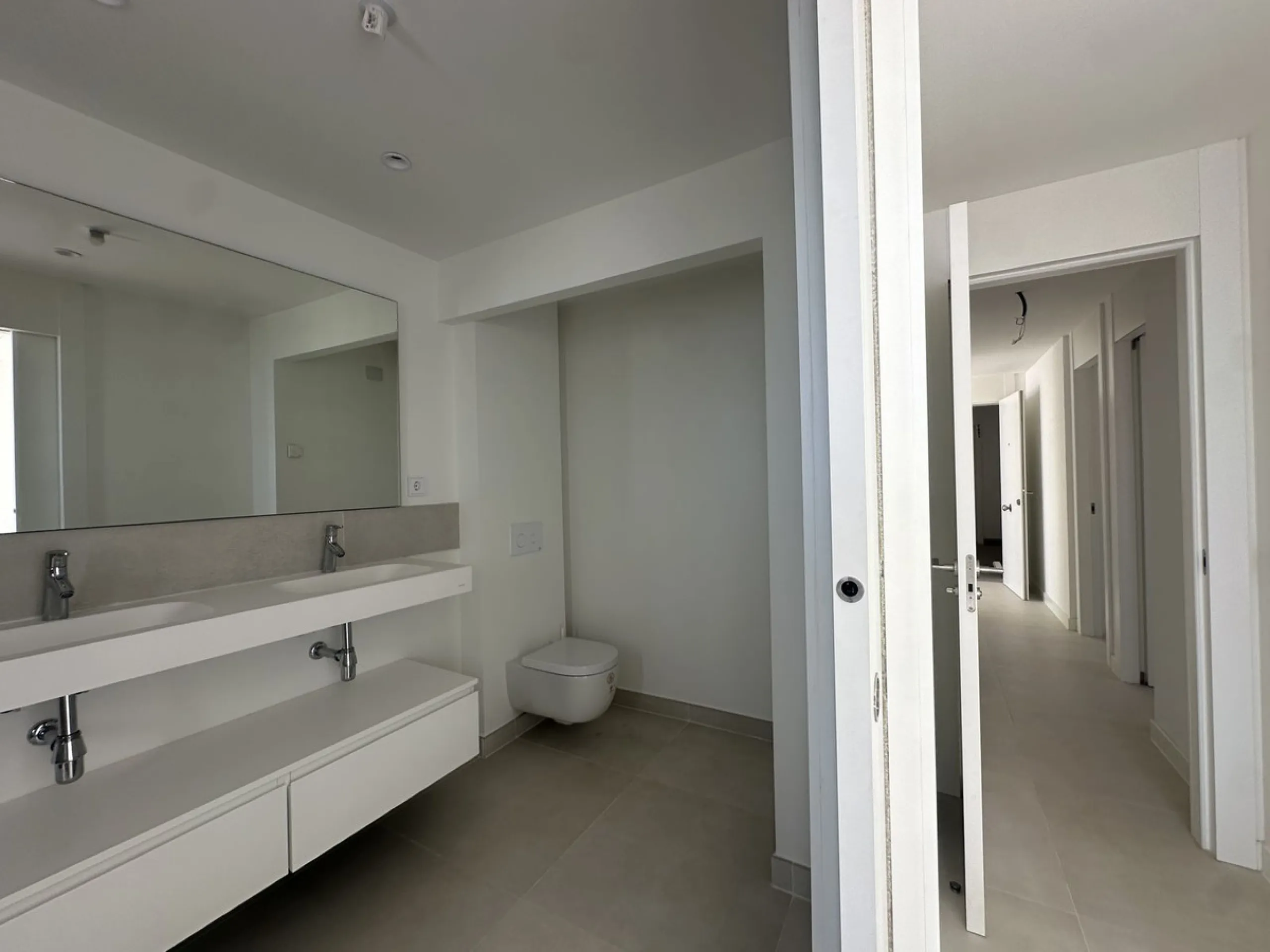 The area of Fuengirola that has become a huge success story in recent years......the Costa del Sol´s most successful new location...Brand New to the market...3 bedroom contemporary penthouse .....fresh from the Notary!