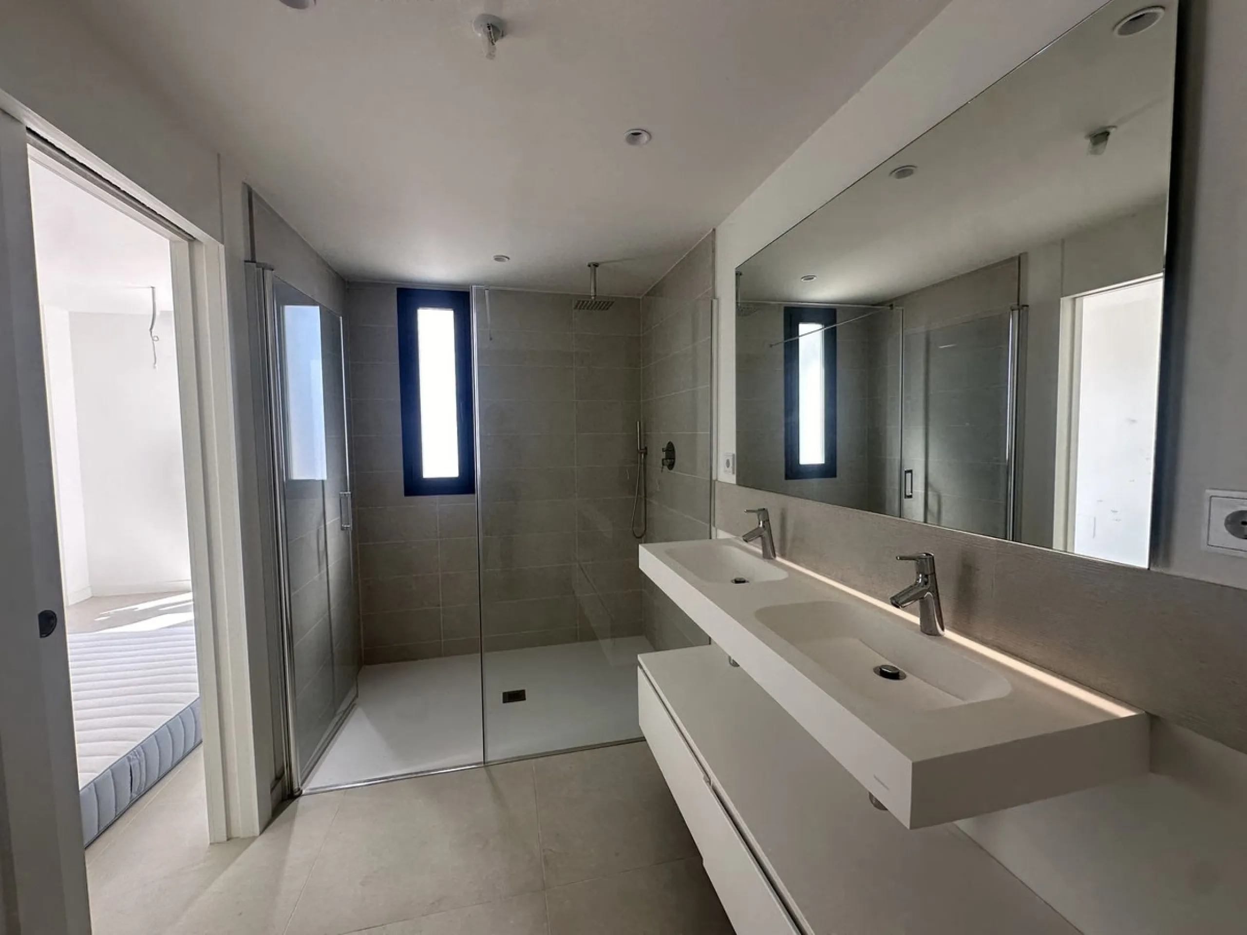 The area of Fuengirola that has become a huge success story in recent years......the Costa del Sol´s most successful new location...Brand New to the market...3 bedroom contemporary penthouse .....fresh from the Notary!