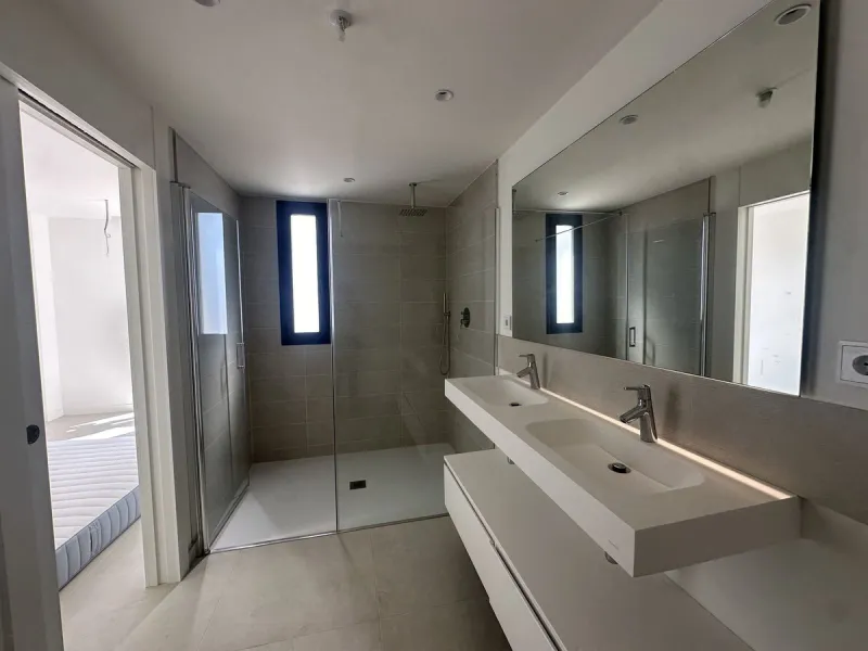 The area of Fuengirola that has become a huge success story in recent years......the Costa del Sol´s most successful new location...Brand New to the market...3 bedroom contemporary penthouse .....fresh from the Notary!