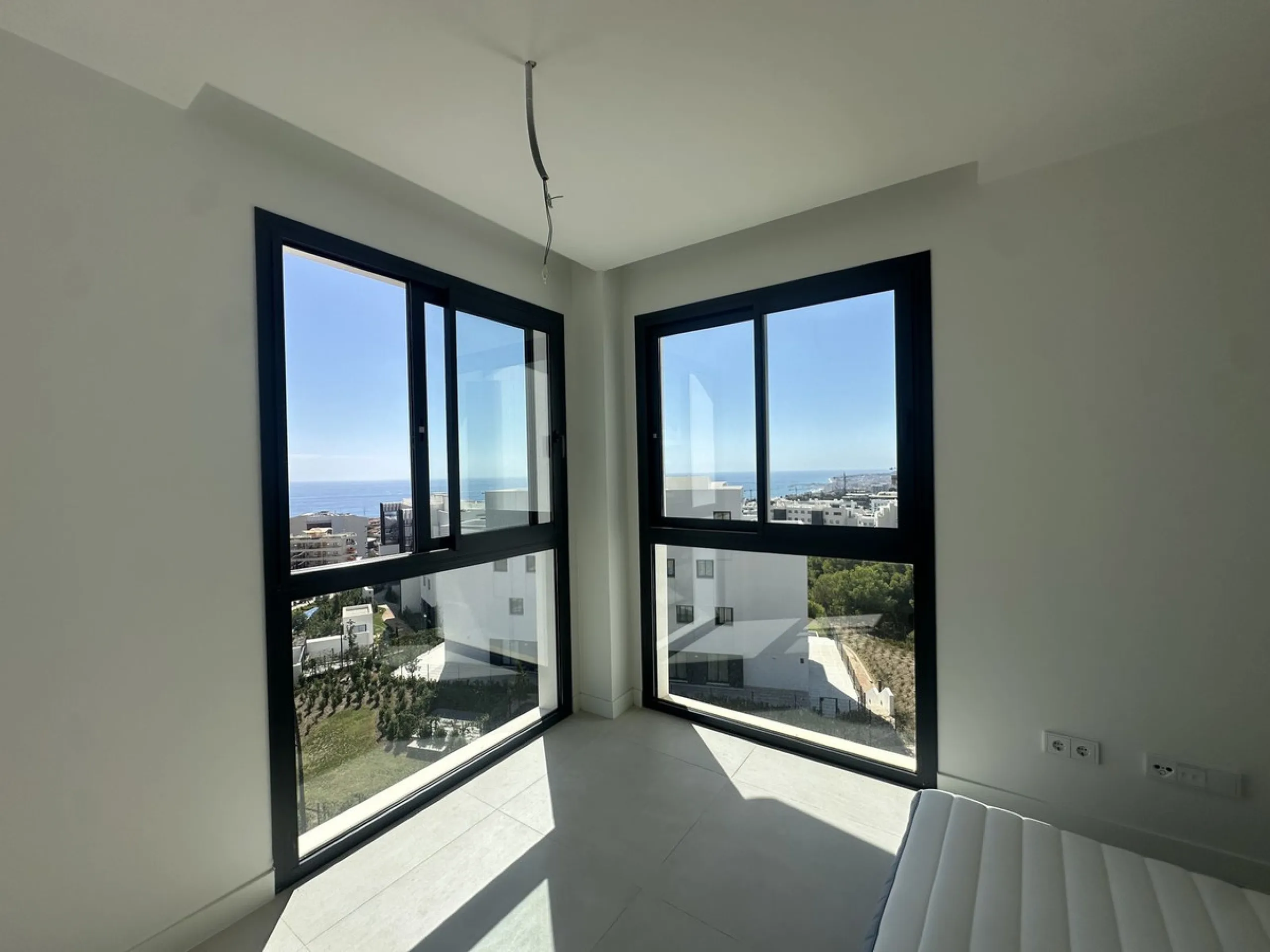 The area of Fuengirola that has become a huge success story in recent years......the Costa del Sol´s most successful new location...Brand New to the market...3 bedroom contemporary penthouse .....fresh from the Notary!