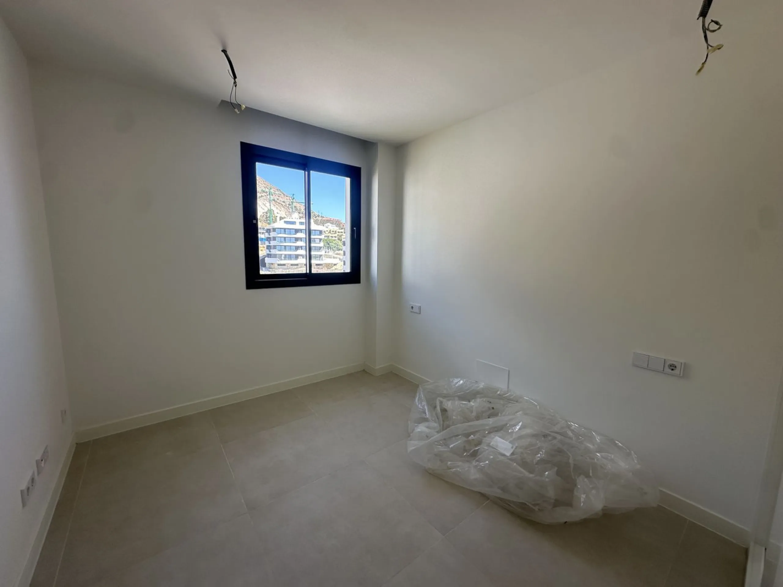 The area of Fuengirola that has become a huge success story in recent years......the Costa del Sol´s most successful new location...Brand New to the market...3 bedroom contemporary penthouse .....fresh from the Notary!