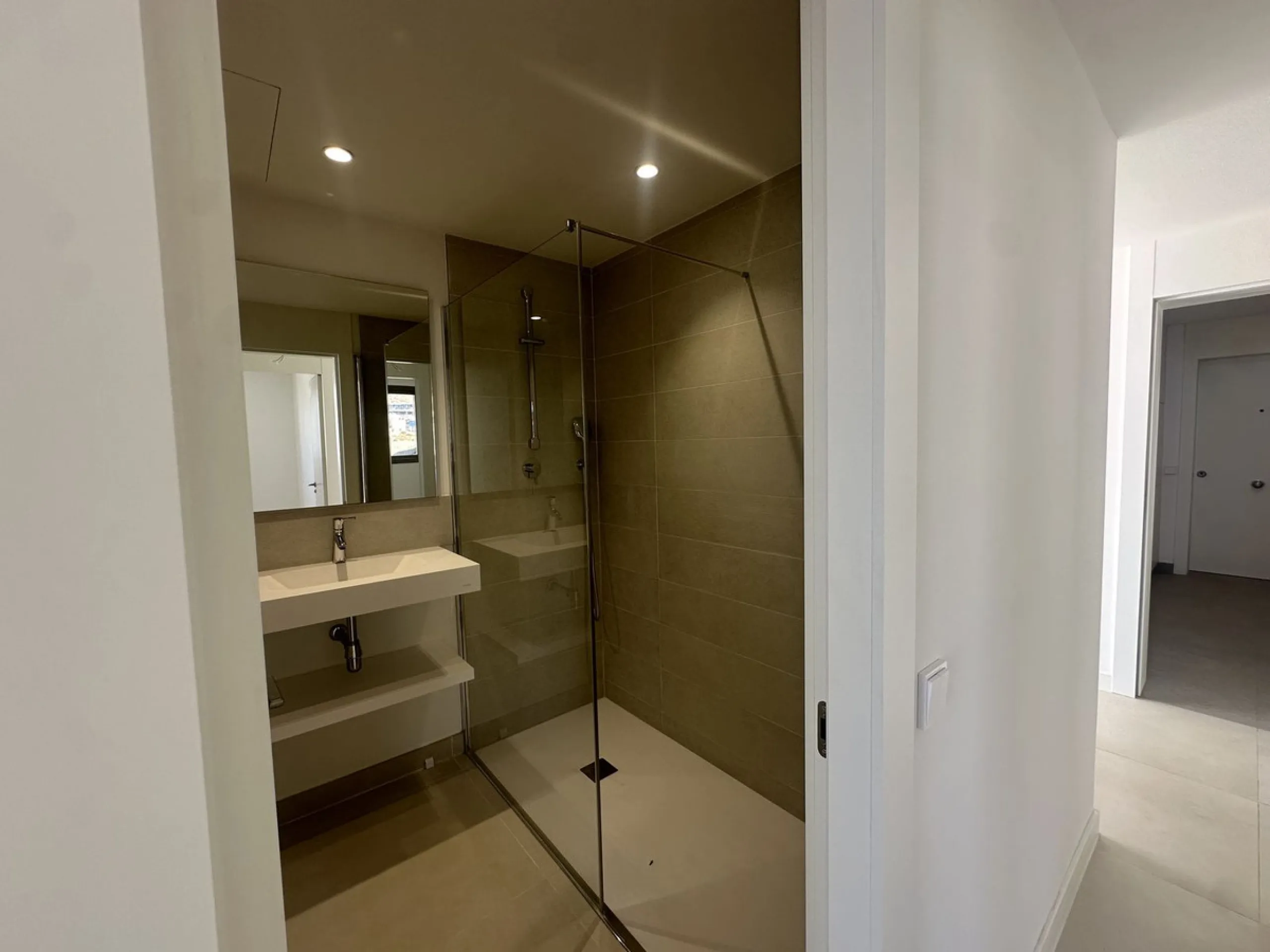The area of Fuengirola that has become a huge success story in recent years......the Costa del Sol´s most successful new location...Brand New to the market...3 bedroom contemporary penthouse .....fresh from the Notary!