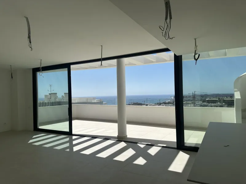 The area of Fuengirola that has become a huge success story in recent years......the Costa del Sol´s most successful new location...Brand New to the market...3 bedroom contemporary penthouse .....fresh from the Notary!