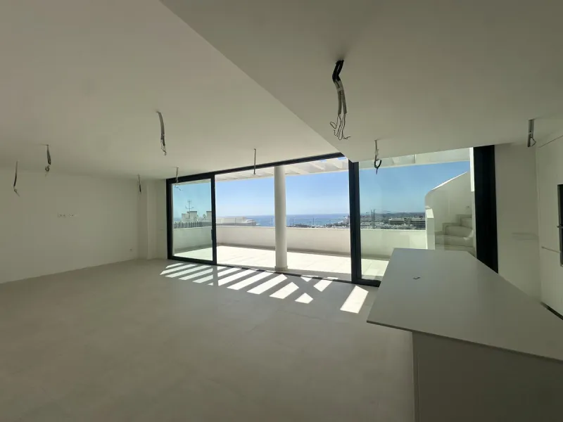 The area of Fuengirola that has become a huge success story in recent years......the Costa del Sol´s most successful new location...Brand New to the market...3 bedroom contemporary penthouse .....fresh from the Notary!