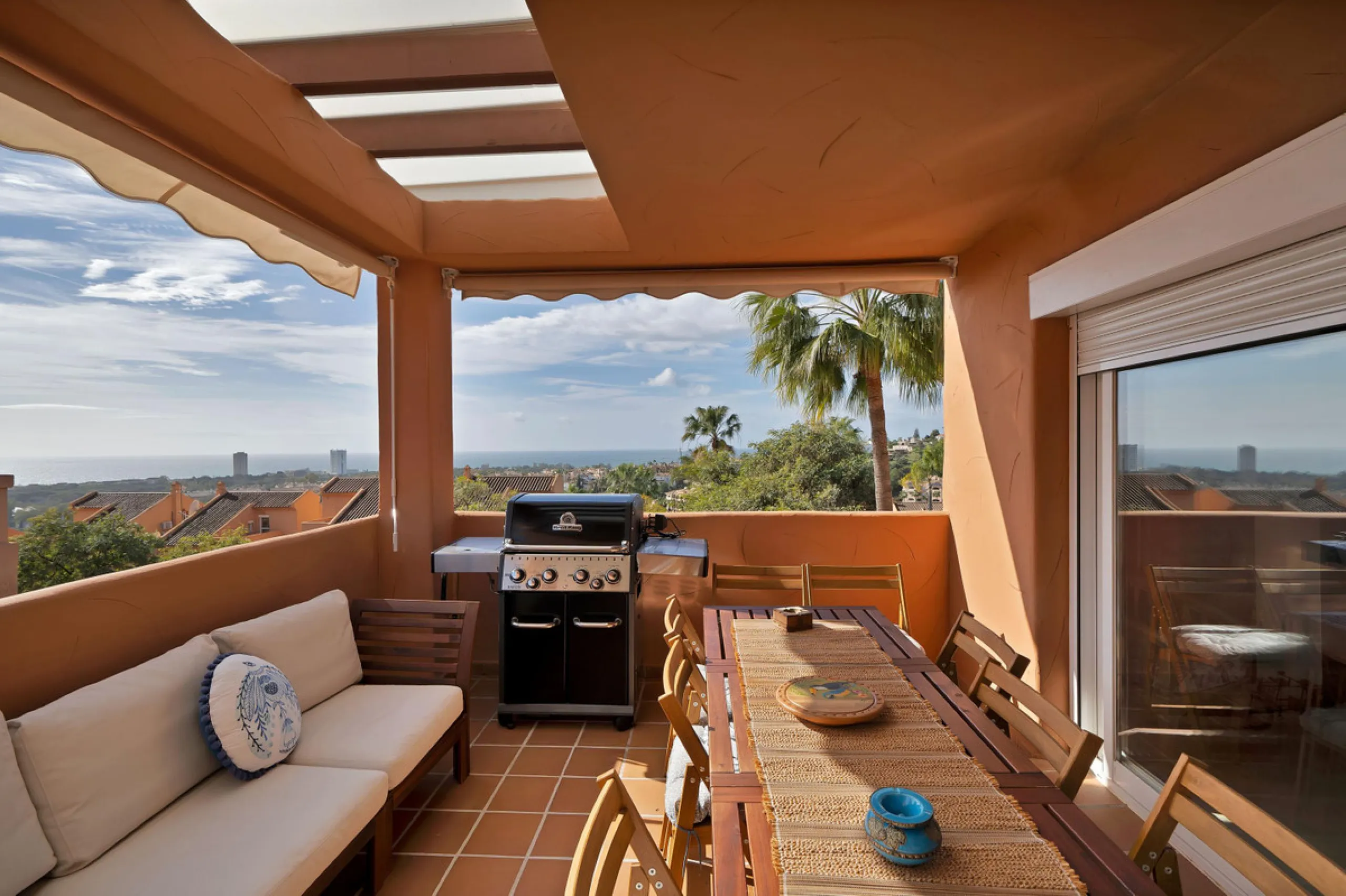 Beautifully Renovated Apartment with Sea Views in Elviria, Marbella East
