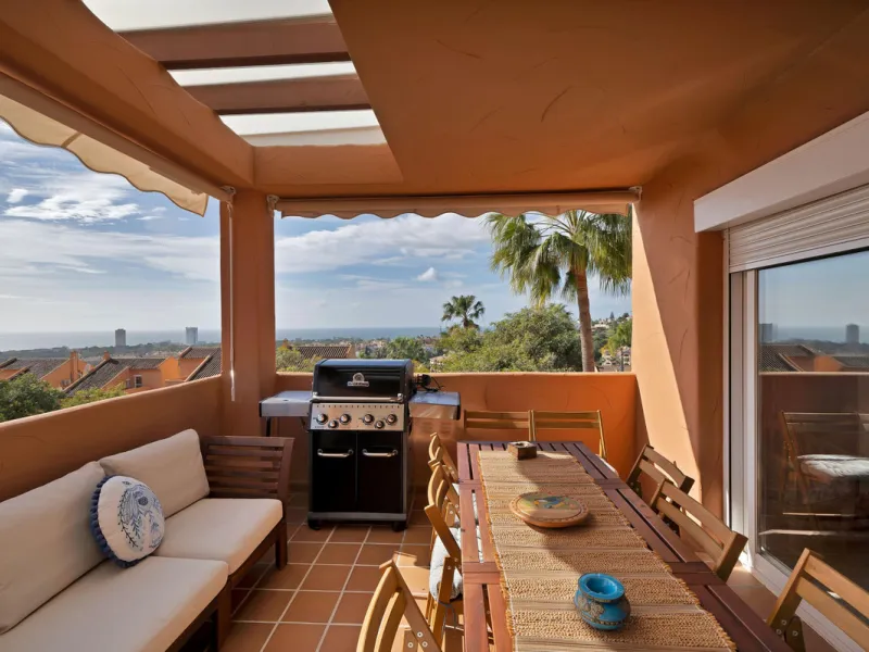 Beautifully Renovated Apartment with Sea Views in Elviria, Marbella East