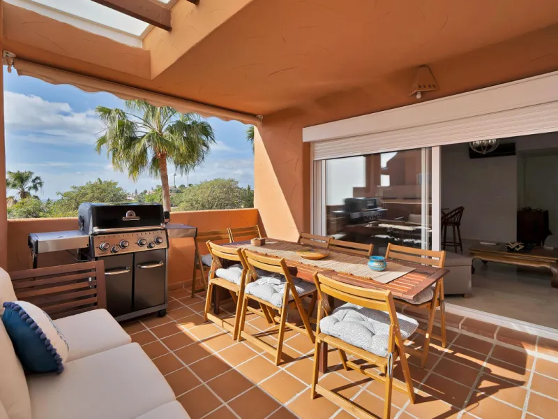 Beautifully Renovated Apartment with Sea Views in Elviria, Marbella East