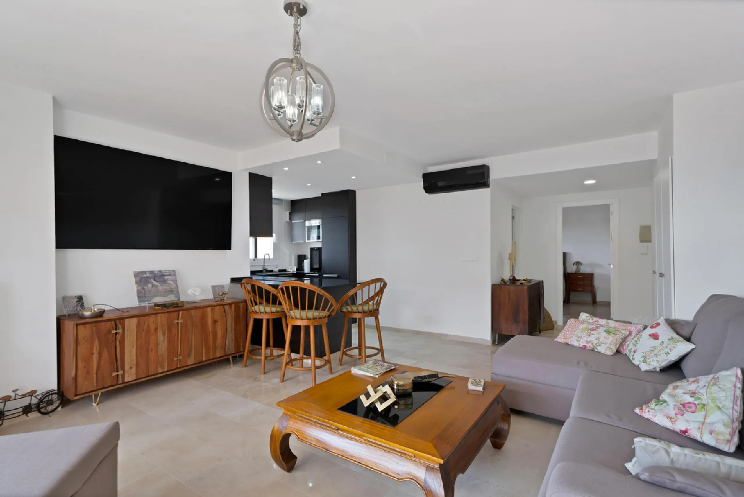 Beautifully Renovated Apartment with Sea Views in Elviria, Marbella East