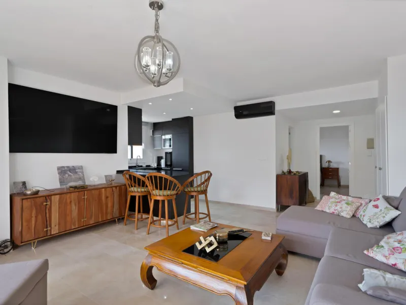 Beautifully Renovated Apartment with Sea Views in Elviria, Marbella East