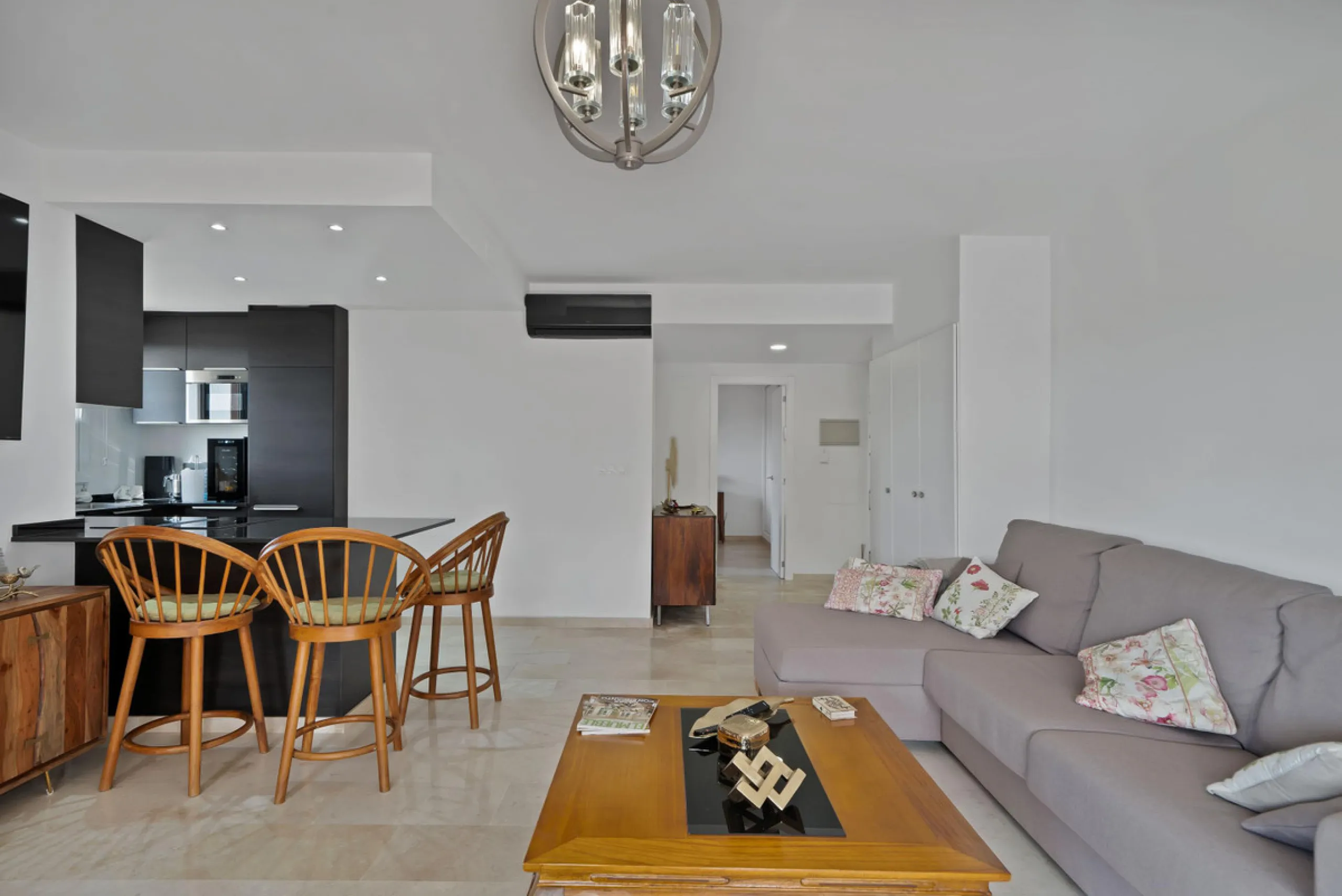 Beautifully Renovated Apartment with Sea Views in Elviria, Marbella East