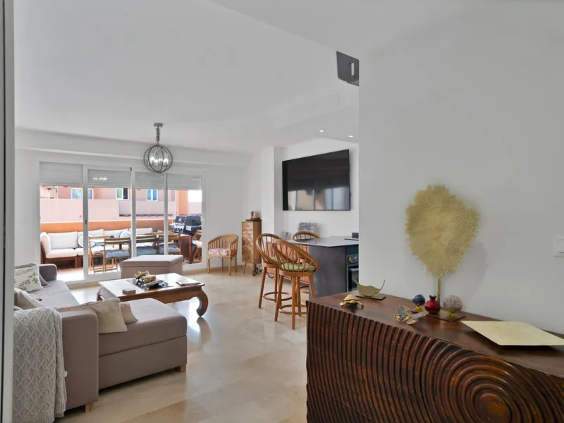 Beautifully Renovated Apartment with Sea Views in Elviria, Marbella East