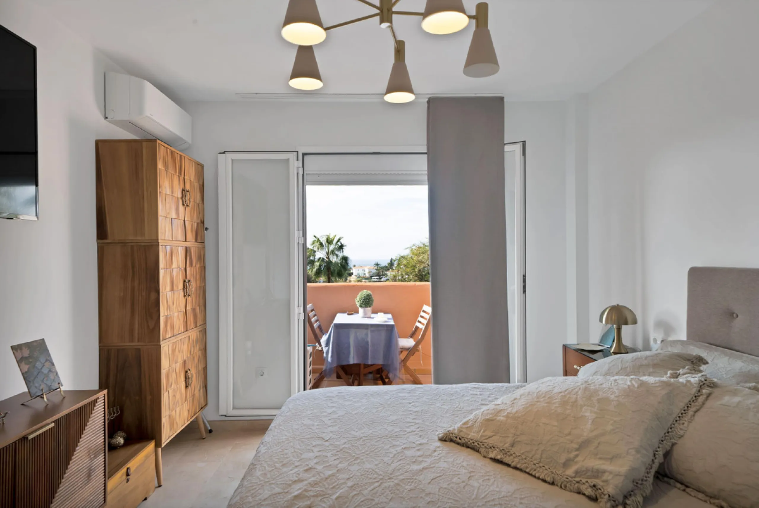 Beautifully Renovated Apartment with Sea Views in Elviria, Marbella East