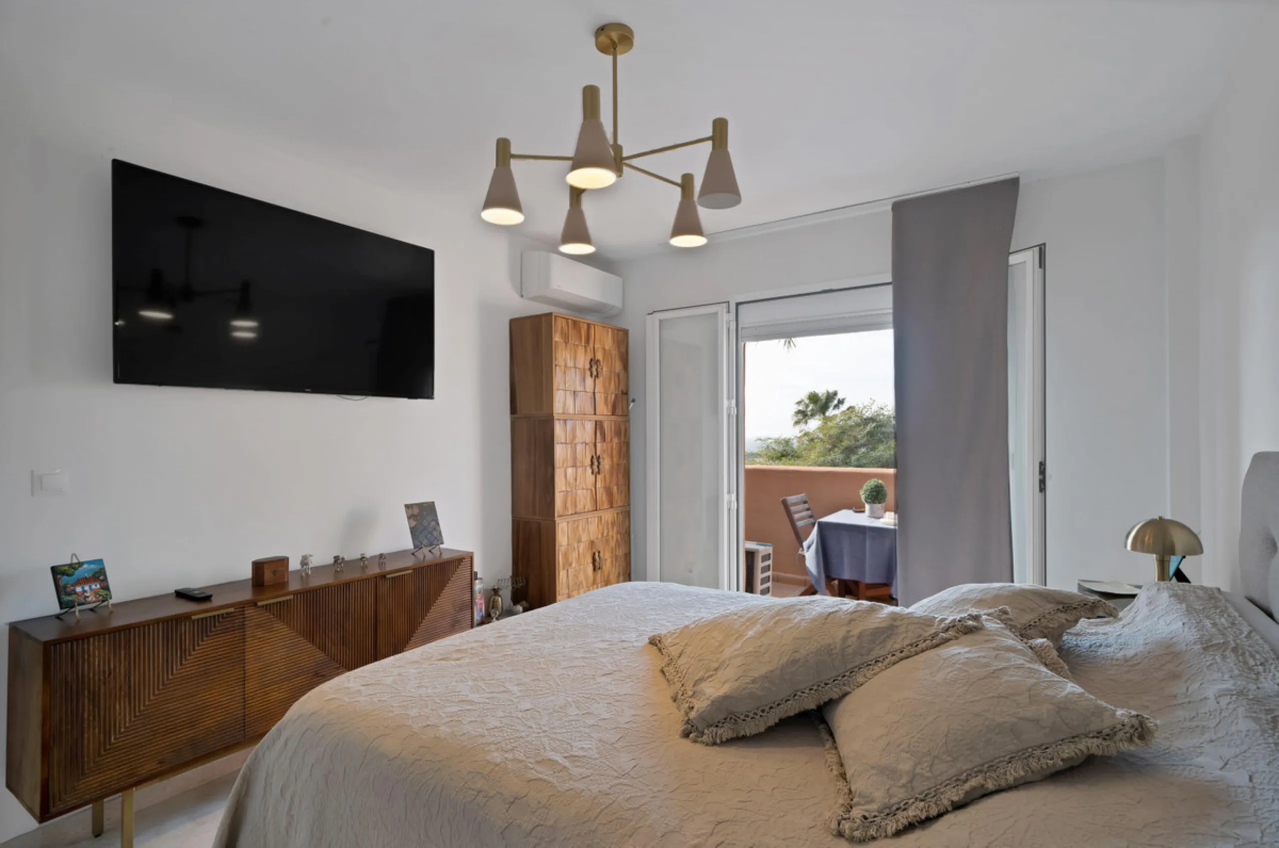 Beautifully Renovated Apartment with Sea Views in Elviria, Marbella East
