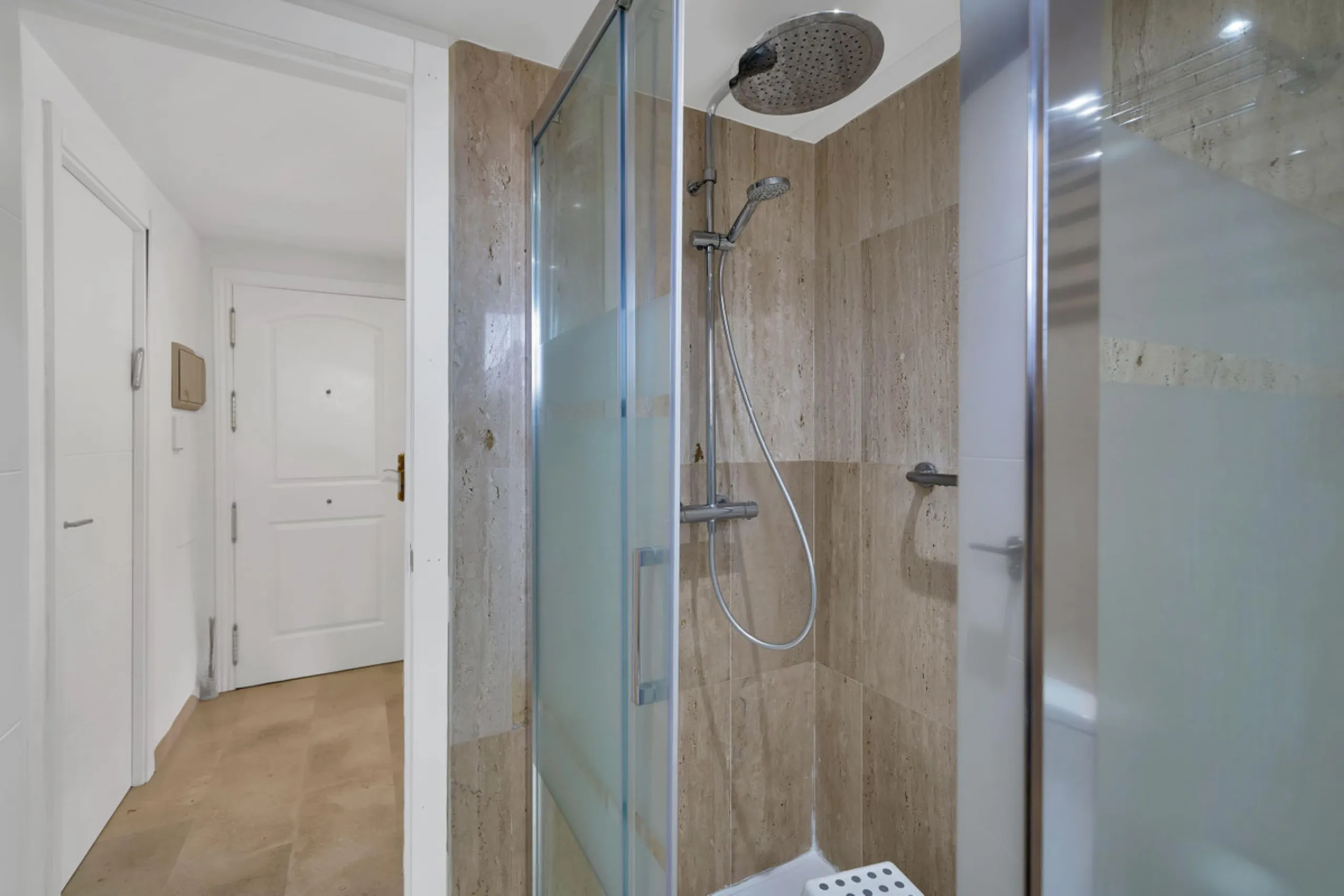 Beautifully Renovated Apartment with Sea Views in Elviria, Marbella East