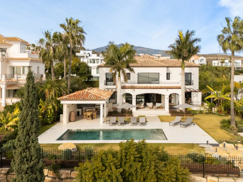 Set within the prestigious 24-hour gated community, moments from the iconic Anantara Villa Padierna Palace, this exceptional south-facing villa embodies the very best of contemporary Mediterranean luxury. Recently completed after a total high-end renovati