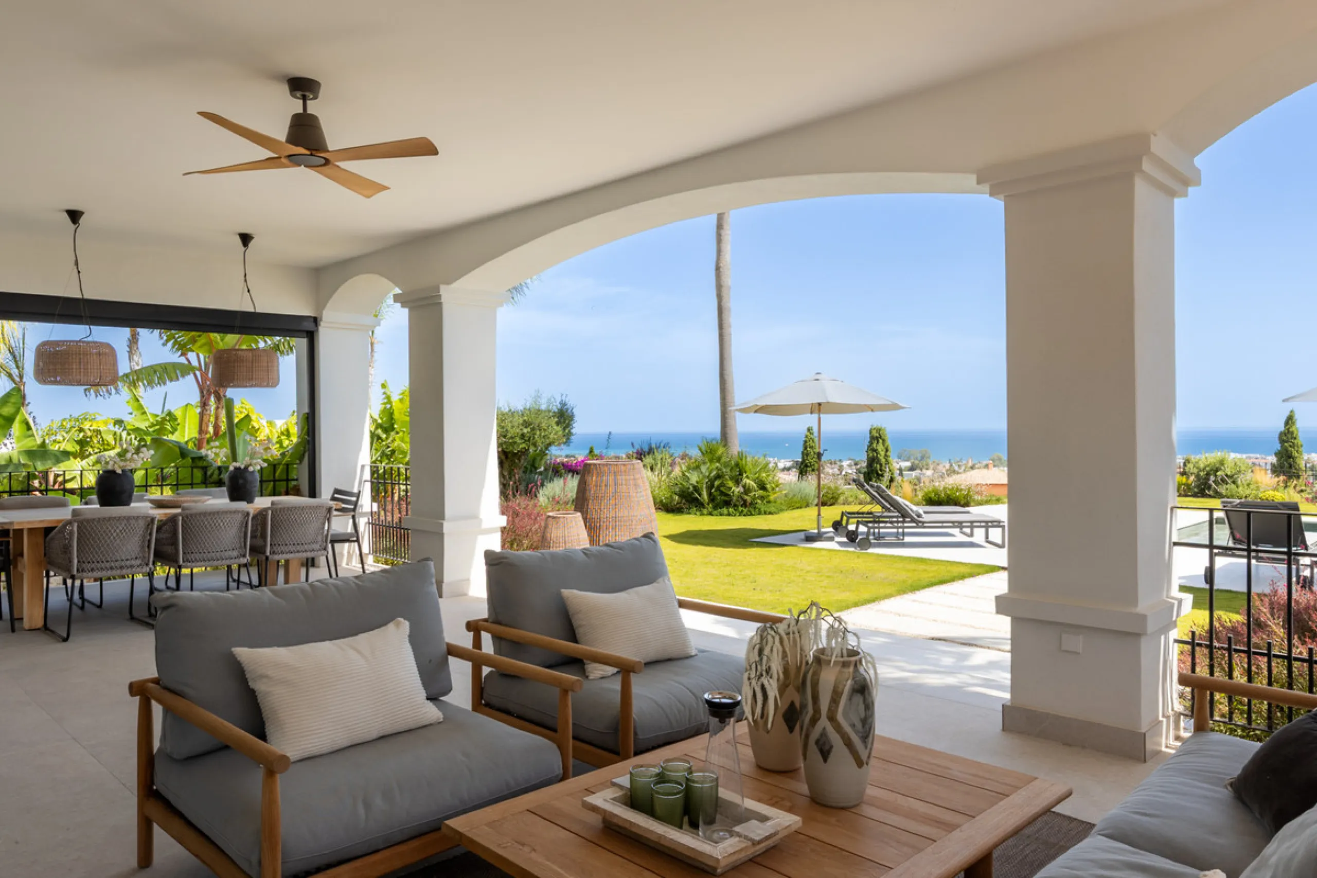 Set within the prestigious 24-hour gated community, moments from the iconic Anantara Villa Padierna Palace, this exceptional south-facing villa embodies the very best of contemporary Mediterranean luxury. Recently completed after a total high-end renovati
