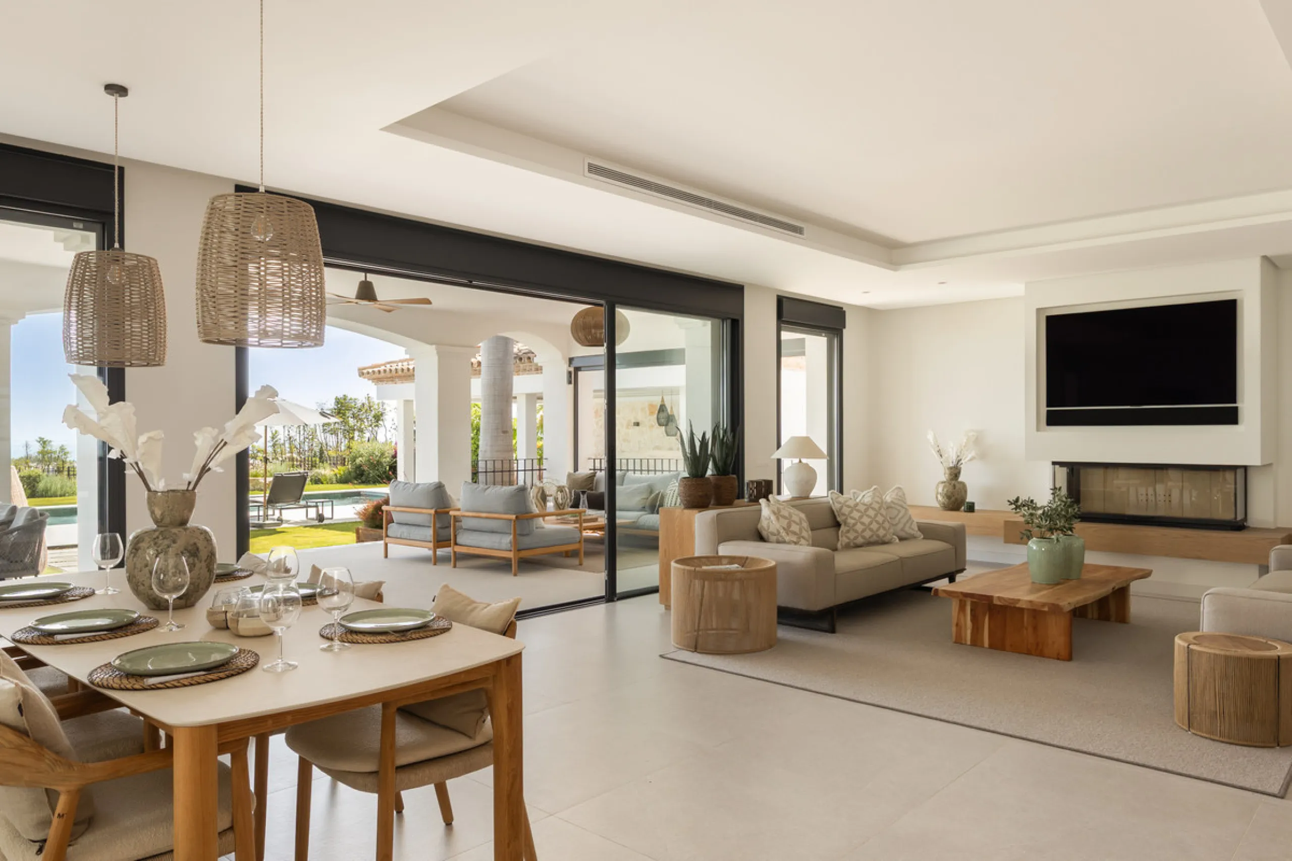 Set within the prestigious 24-hour gated community, moments from the iconic Anantara Villa Padierna Palace, this exceptional south-facing villa embodies the very best of contemporary Mediterranean luxury. Recently completed after a total high-end renovati