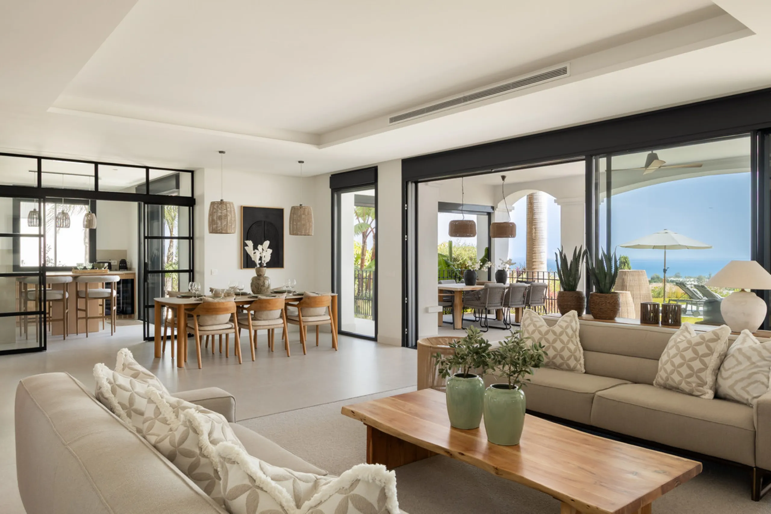 Set within the prestigious 24-hour gated community, moments from the iconic Anantara Villa Padierna Palace, this exceptional south-facing villa embodies the very best of contemporary Mediterranean luxury. Recently completed after a total high-end renovati