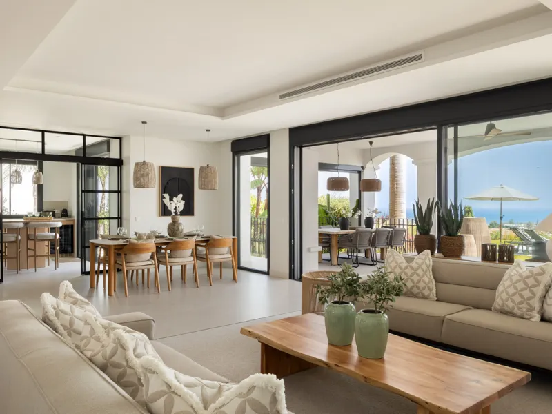 Set within the prestigious 24-hour gated community, moments from the iconic Anantara Villa Padierna Palace, this exceptional south-facing villa embodies the very best of contemporary Mediterranean luxury. Recently completed after a total high-end renovati