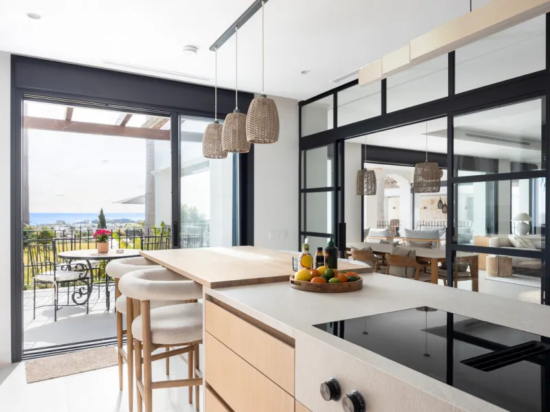 Set within the prestigious 24-hour gated community, moments from the iconic Anantara Villa Padierna Palace, this exceptional south-facing villa embodies the very best of contemporary Mediterranean luxury. Recently completed after a total high-end renovati