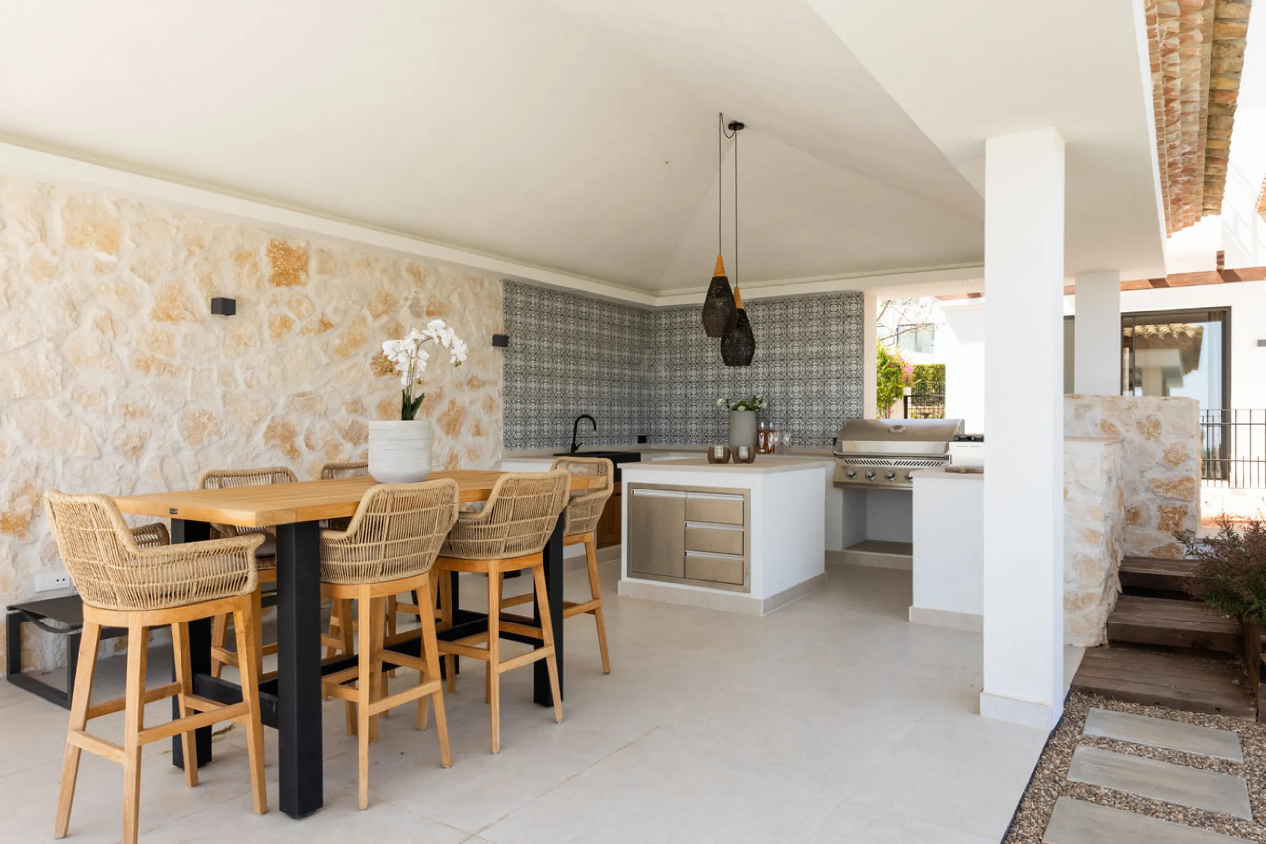 Set within the prestigious 24-hour gated community, moments from the iconic Anantara Villa Padierna Palace, this exceptional south-facing villa embodies the very best of contemporary Mediterranean luxury. Recently completed after a total high-end renovati