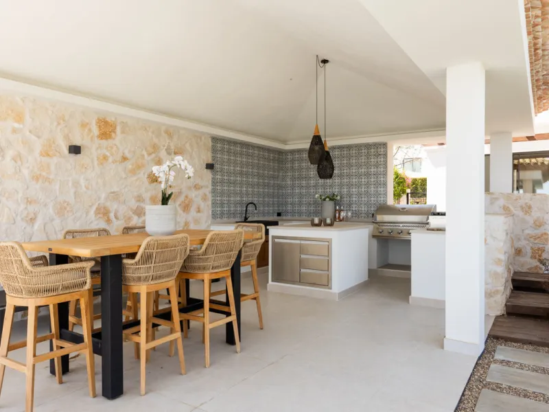 Set within the prestigious 24-hour gated community, moments from the iconic Anantara Villa Padierna Palace, this exceptional south-facing villa embodies the very best of contemporary Mediterranean luxury. Recently completed after a total high-end renovati