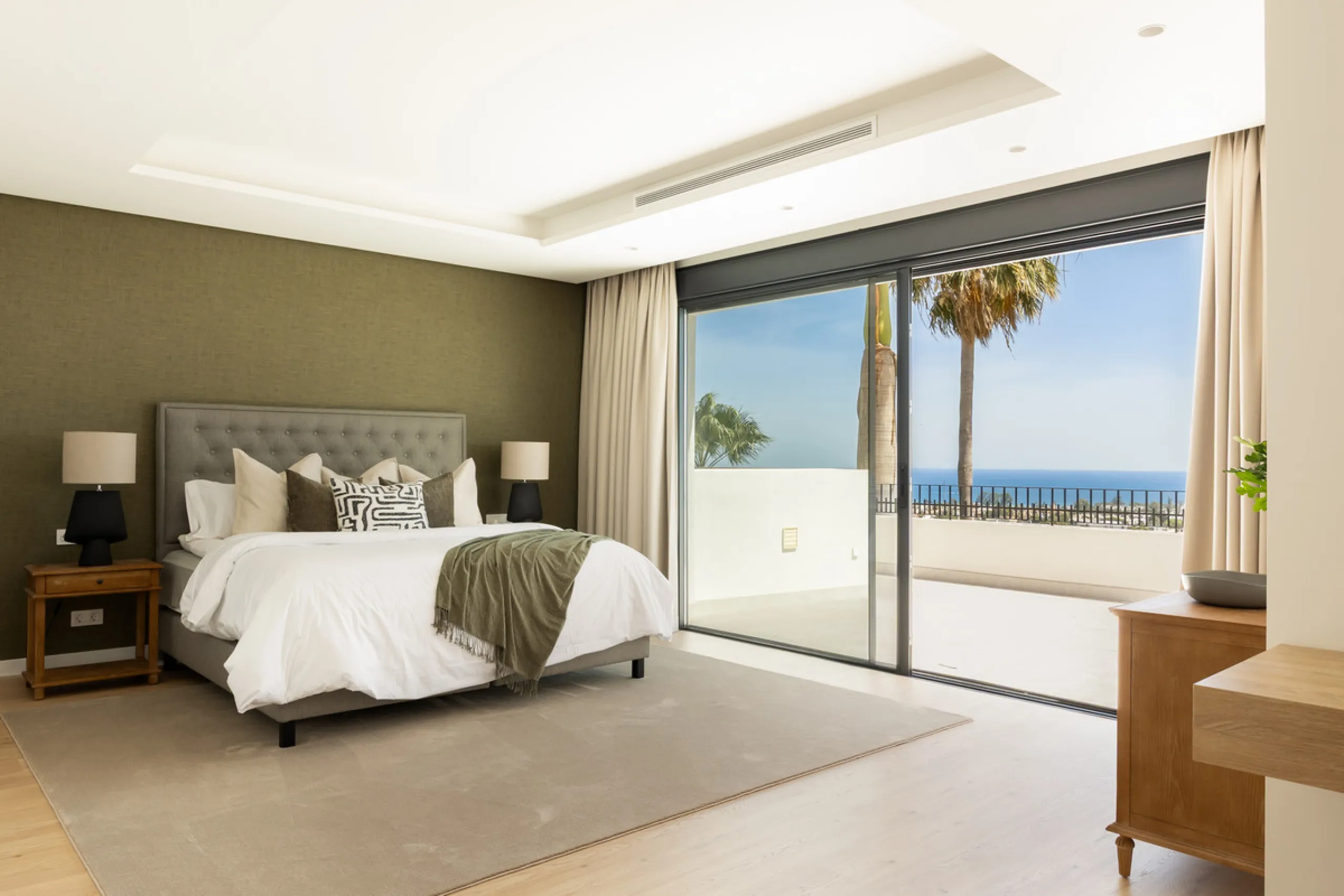 Set within the prestigious 24-hour gated community, moments from the iconic Anantara Villa Padierna Palace, this exceptional south-facing villa embodies the very best of contemporary Mediterranean luxury. Recently completed after a total high-end renovati