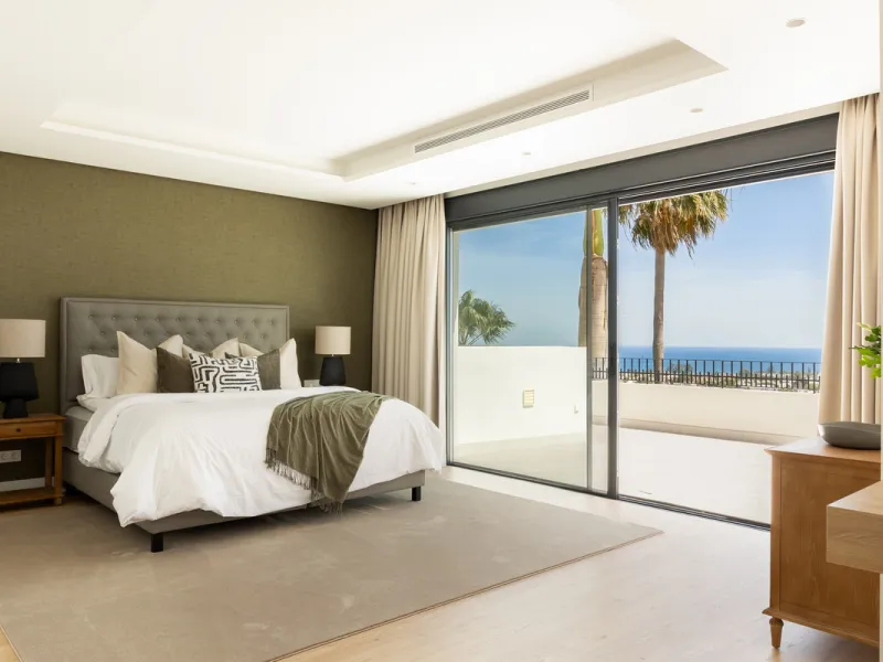 Set within the prestigious 24-hour gated community, moments from the iconic Anantara Villa Padierna Palace, this exceptional south-facing villa embodies the very best of contemporary Mediterranean luxury. Recently completed after a total high-end renovati