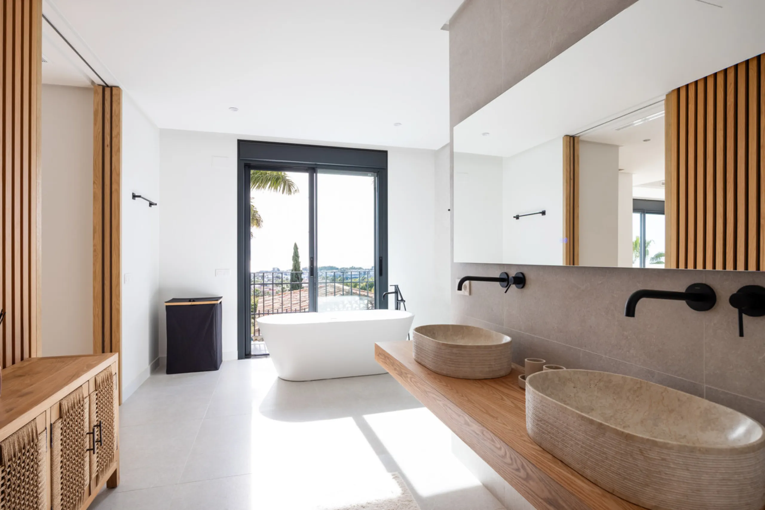 Set within the prestigious 24-hour gated community, moments from the iconic Anantara Villa Padierna Palace, this exceptional south-facing villa embodies the very best of contemporary Mediterranean luxury. Recently completed after a total high-end renovati
