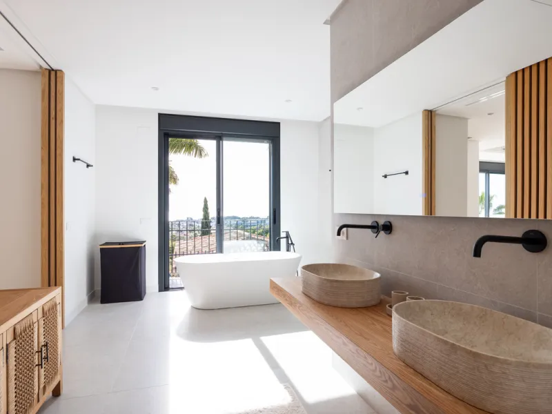 Set within the prestigious 24-hour gated community, moments from the iconic Anantara Villa Padierna Palace, this exceptional south-facing villa embodies the very best of contemporary Mediterranean luxury. Recently completed after a total high-end renovati